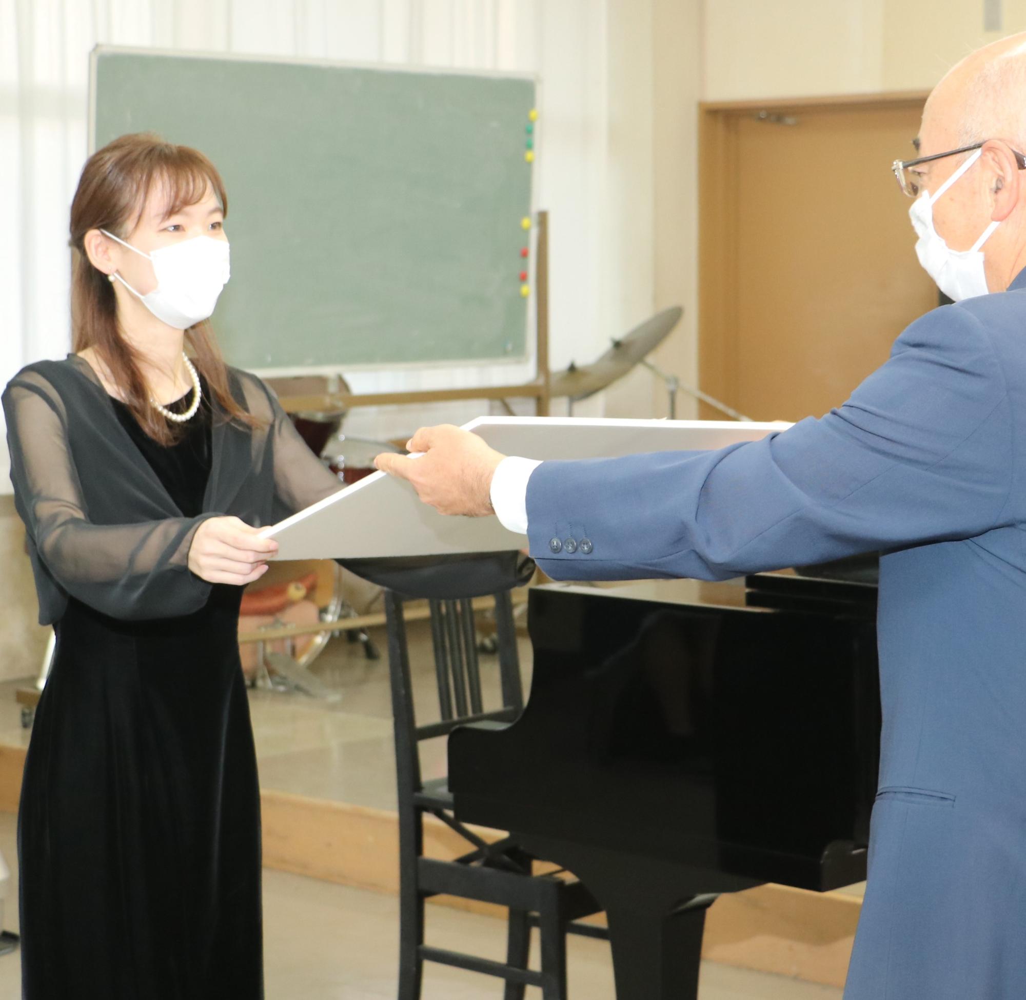 市長が三原さんに任命書を手渡しされている