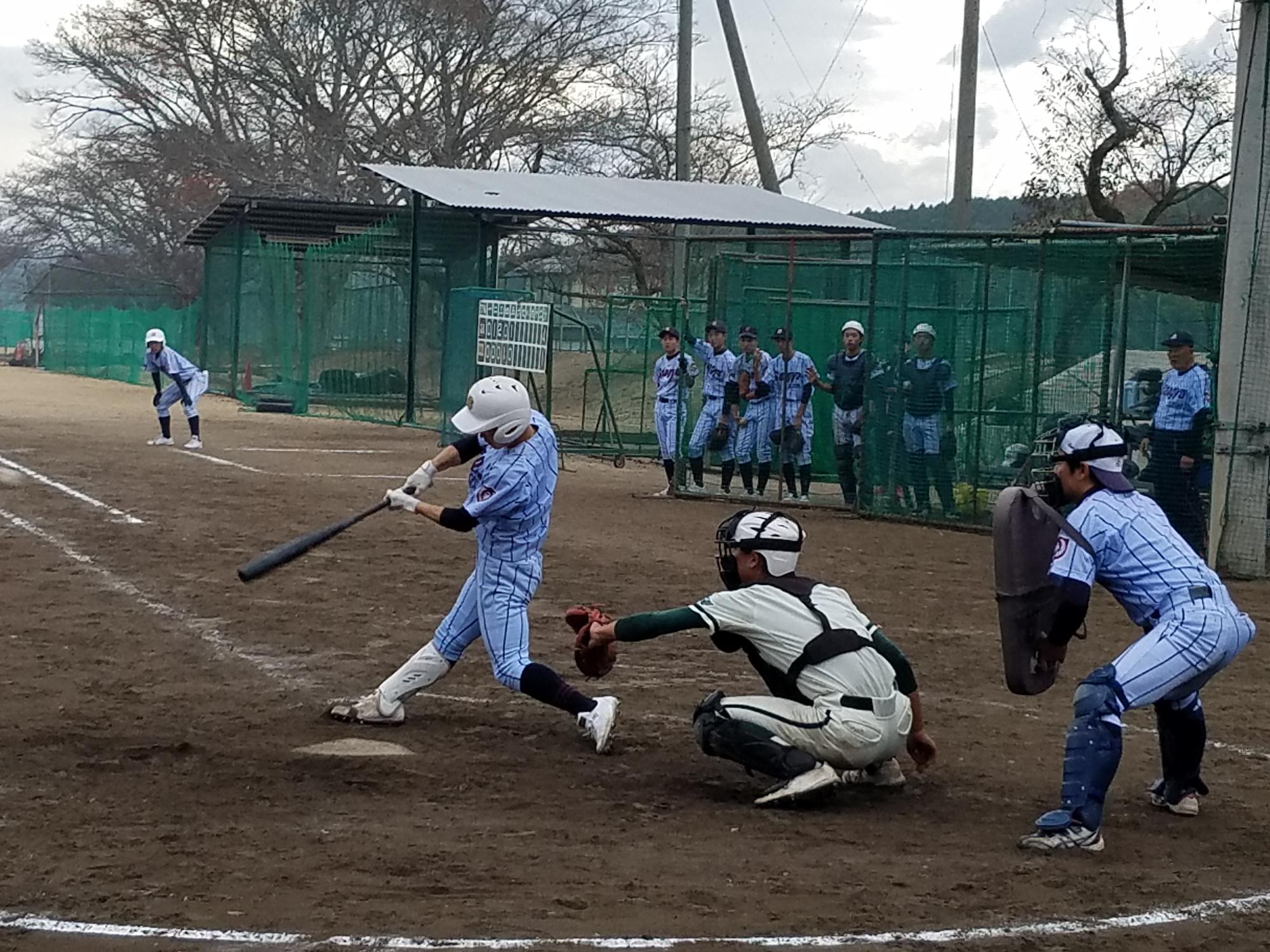 バッターがスイングしている