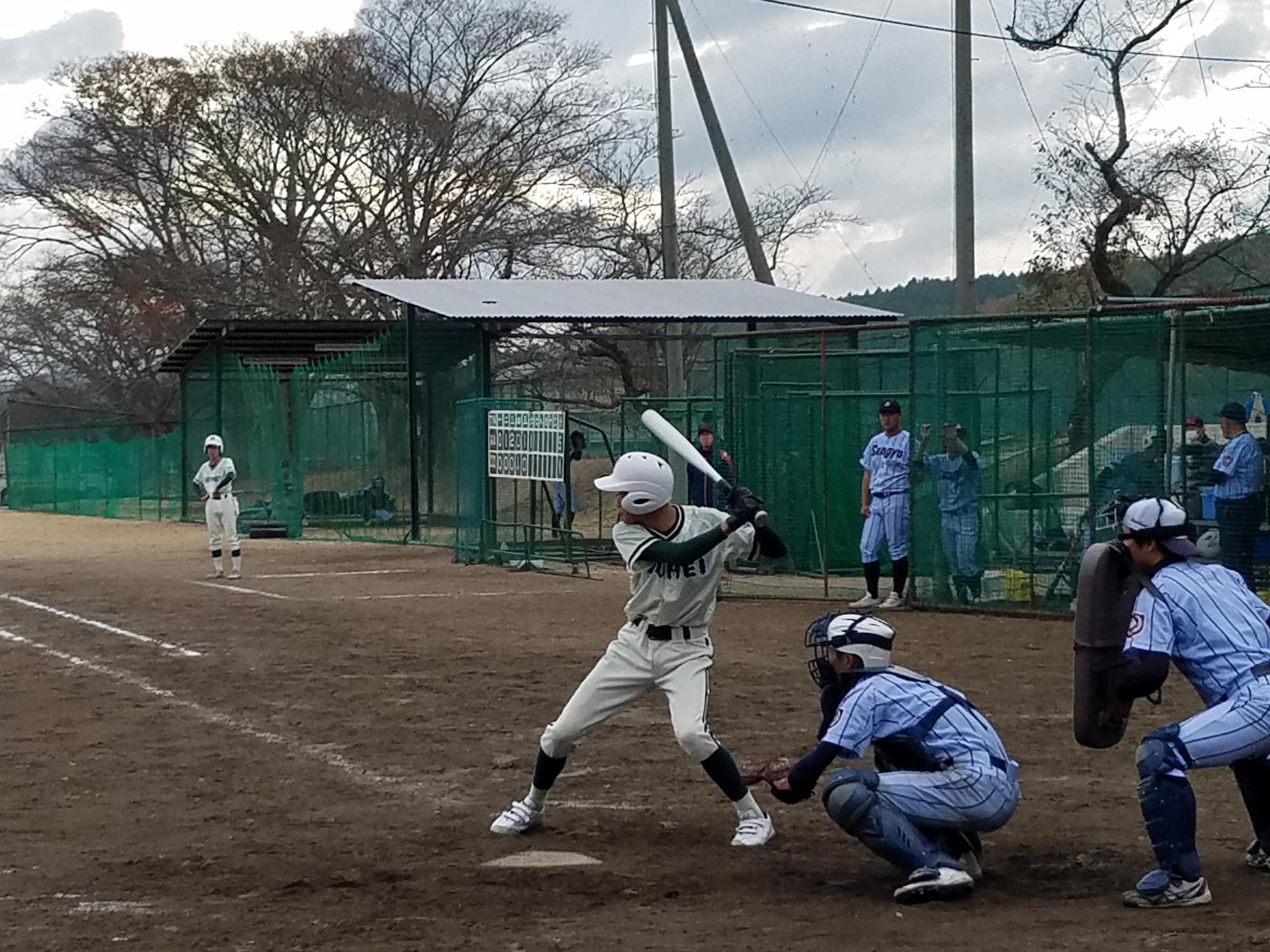 バッターがバッターボックスでかまえている