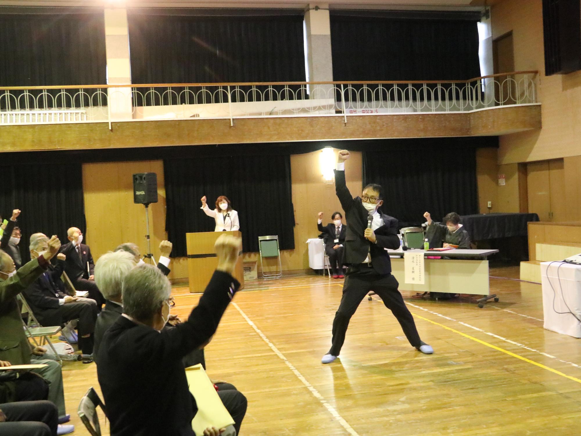 教育長がガンバローとこぶしを突き上げている