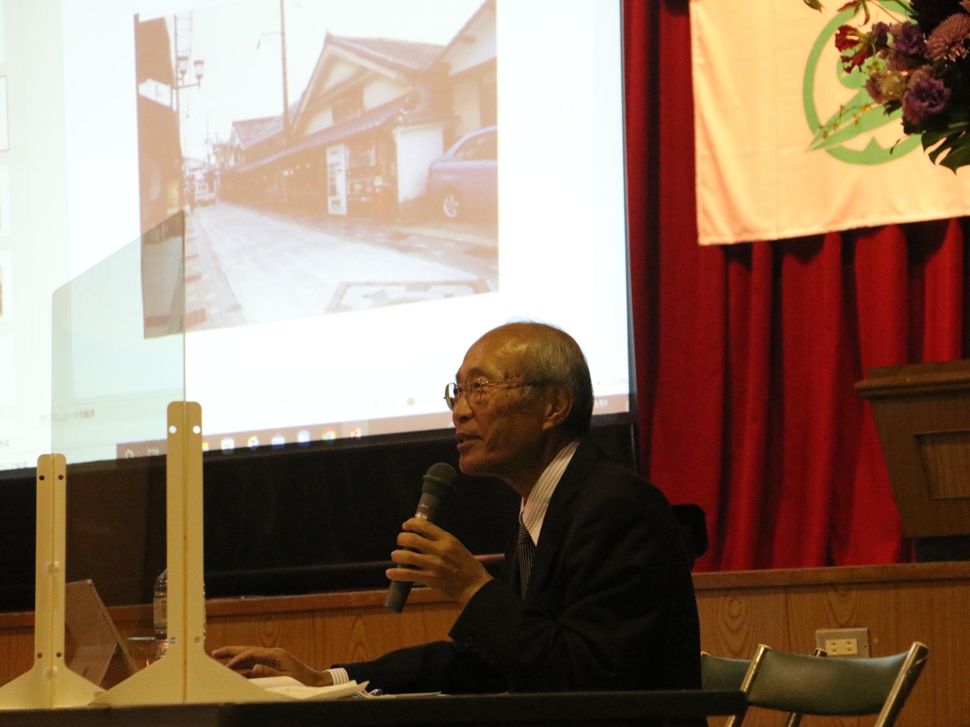 講師の先生がマイクを持って話されている