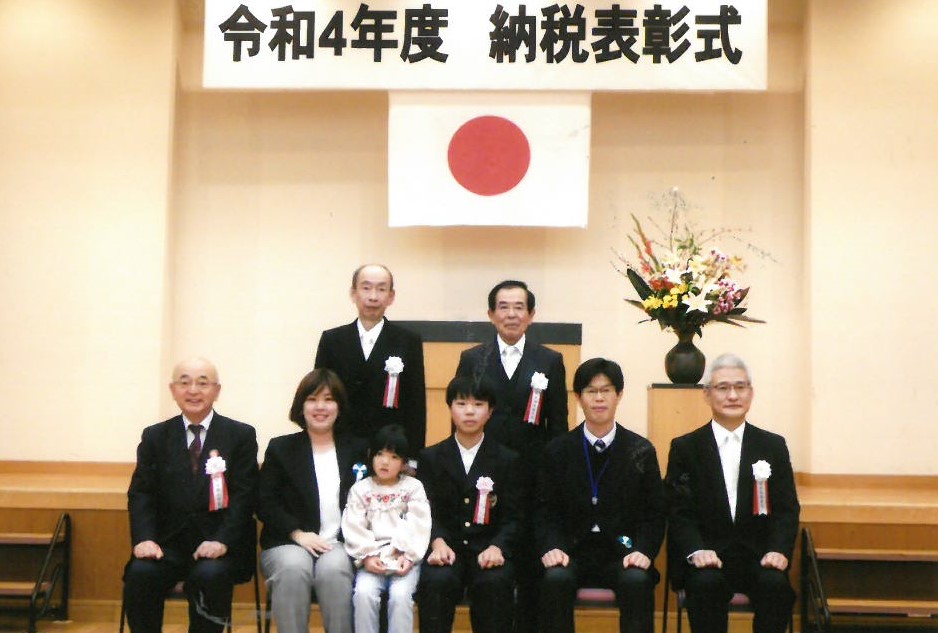納税表彰式で、受賞者、市長、関係者の皆さんの記念撮影