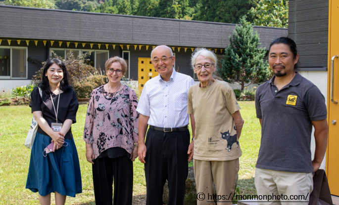 ARKの建物の前で、市長や施設の皆さんと記念撮影