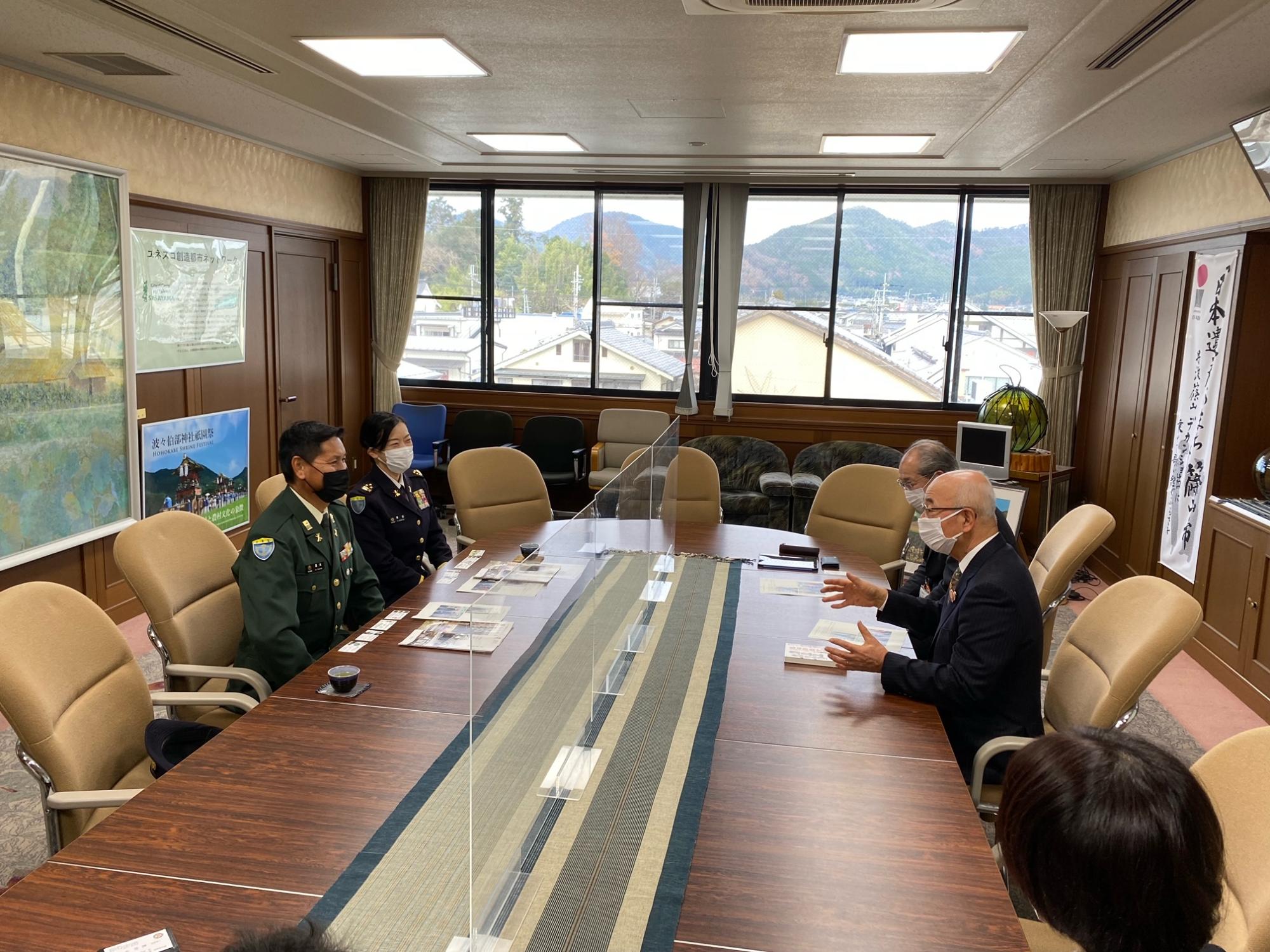 青野原駐屯地の方が訪問してくださり、応接室で、市長、副市長、関係部署と歓談している。
