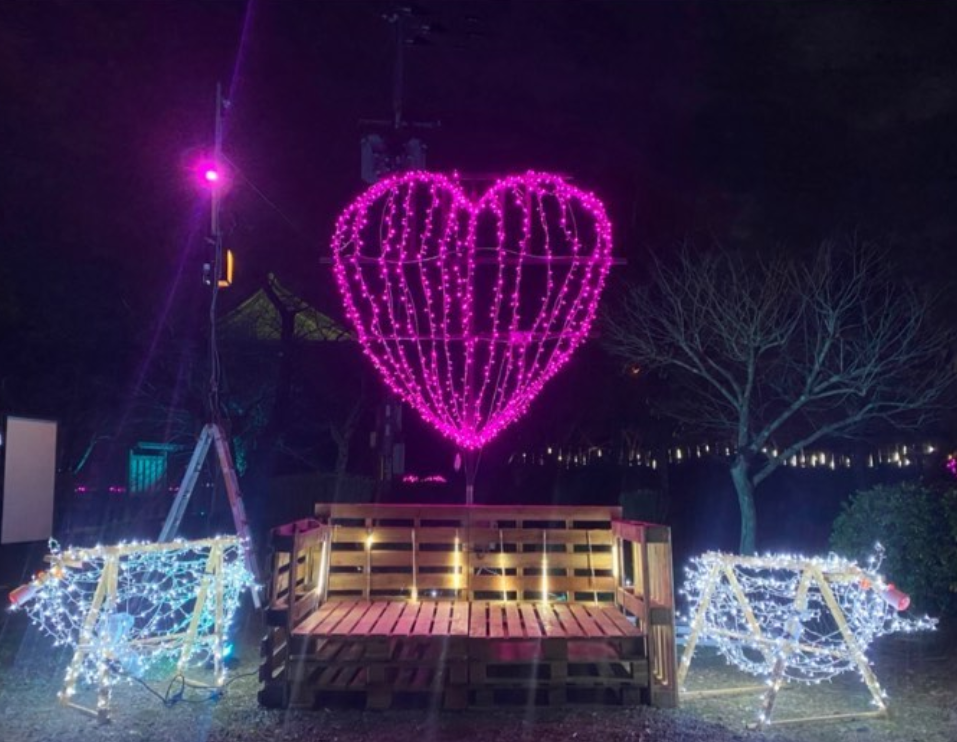 ハートのイルミネーションがあり、前には記念撮影用のベンチがある