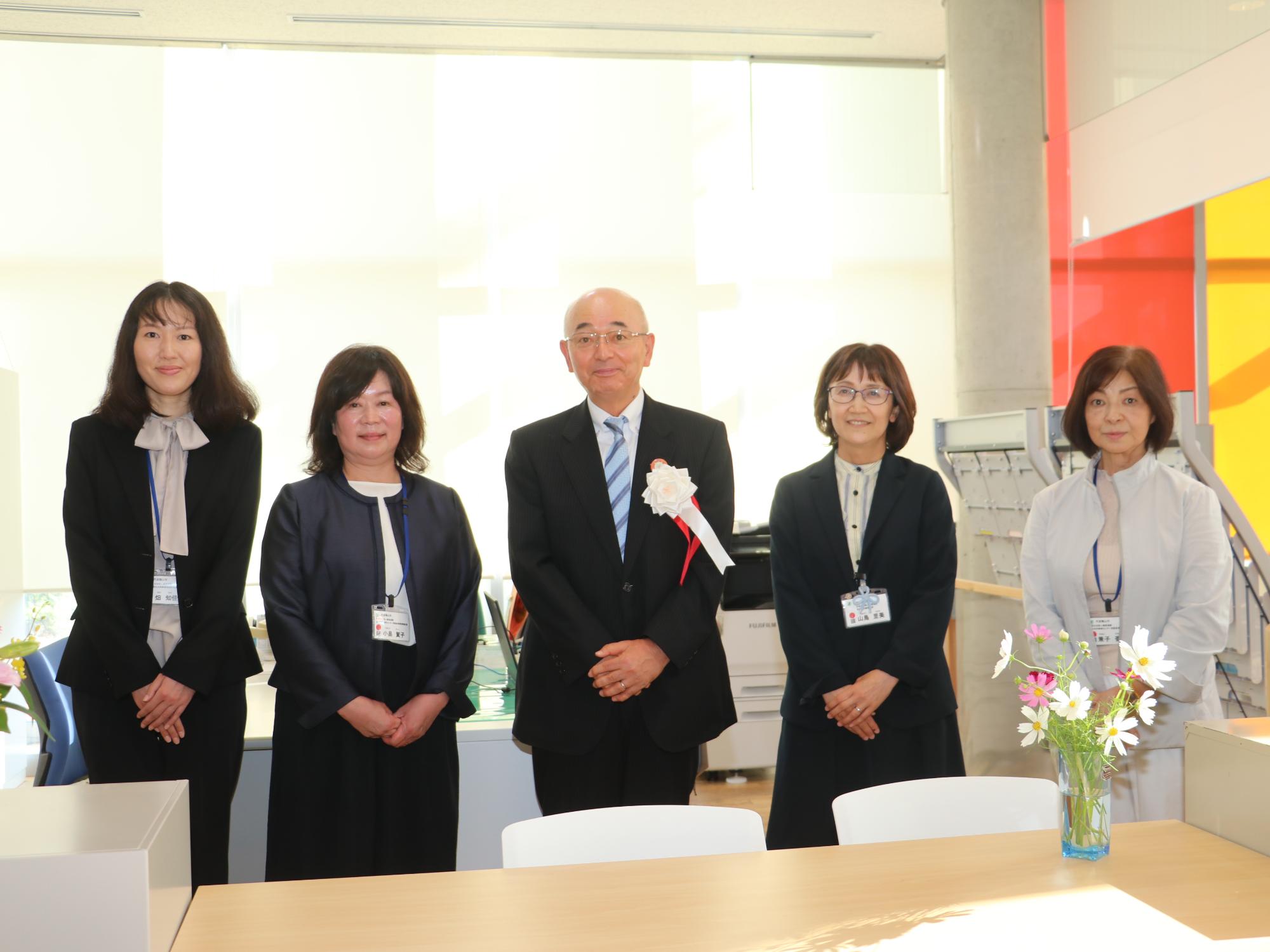 新しく開設したフィフティの事務所で、市長と職員が記念撮影