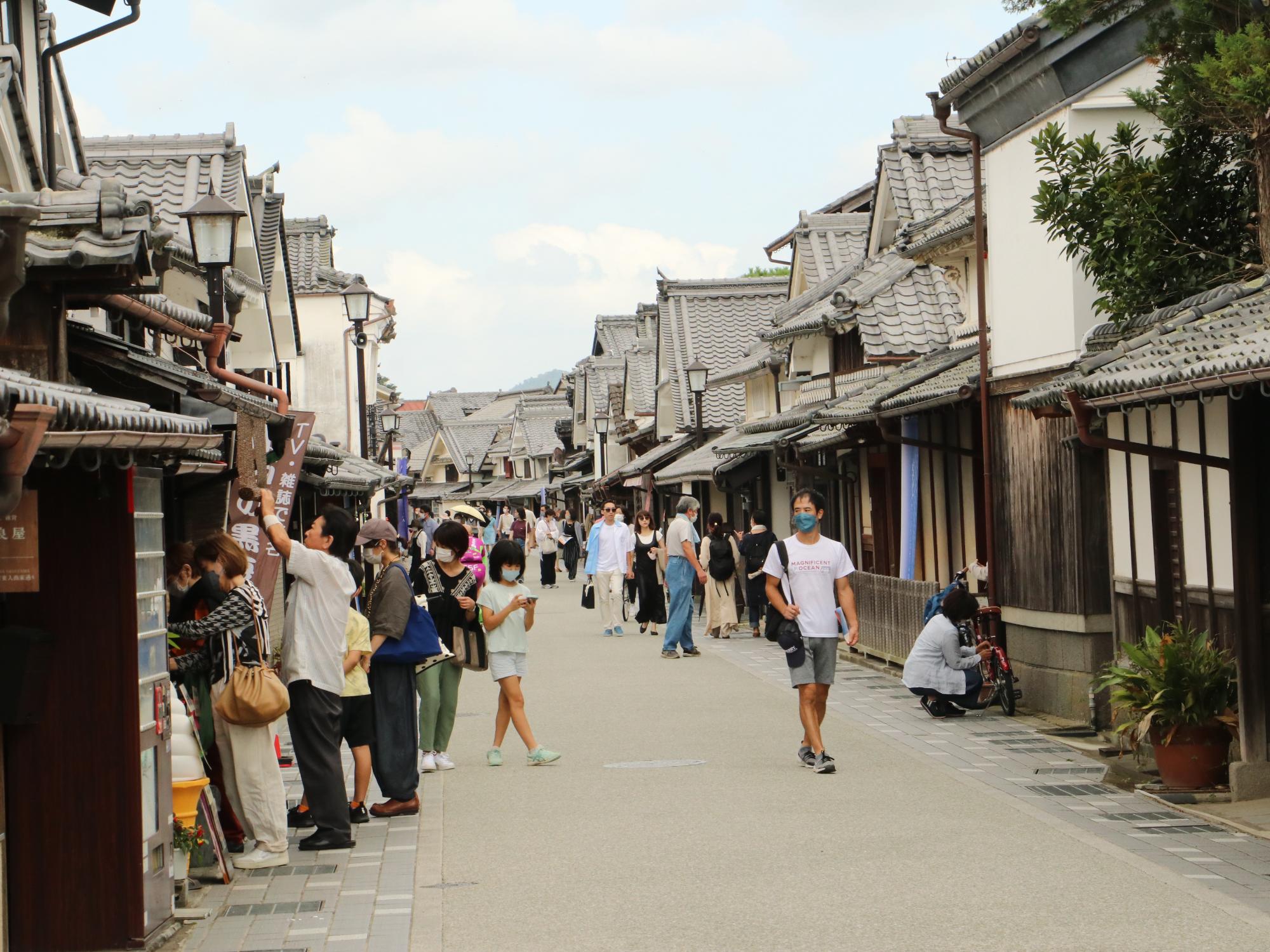 大勢の観光客が河原町を散策している