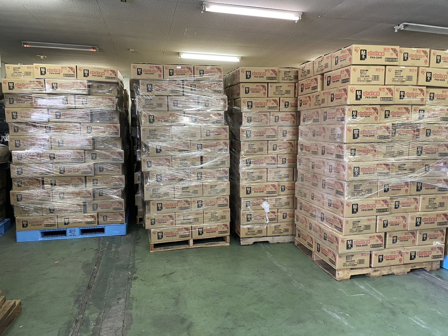 15万個の回路が箱に入って積まれている