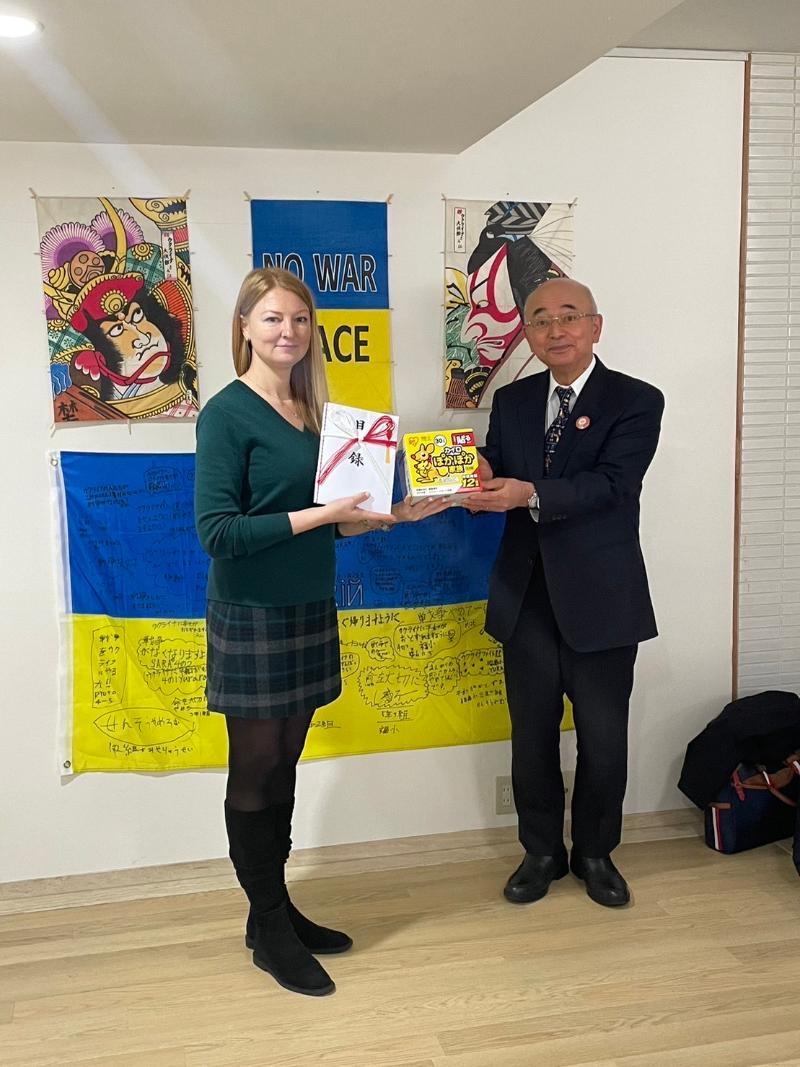 市長が大使館の方にカイロと目録を渡されている