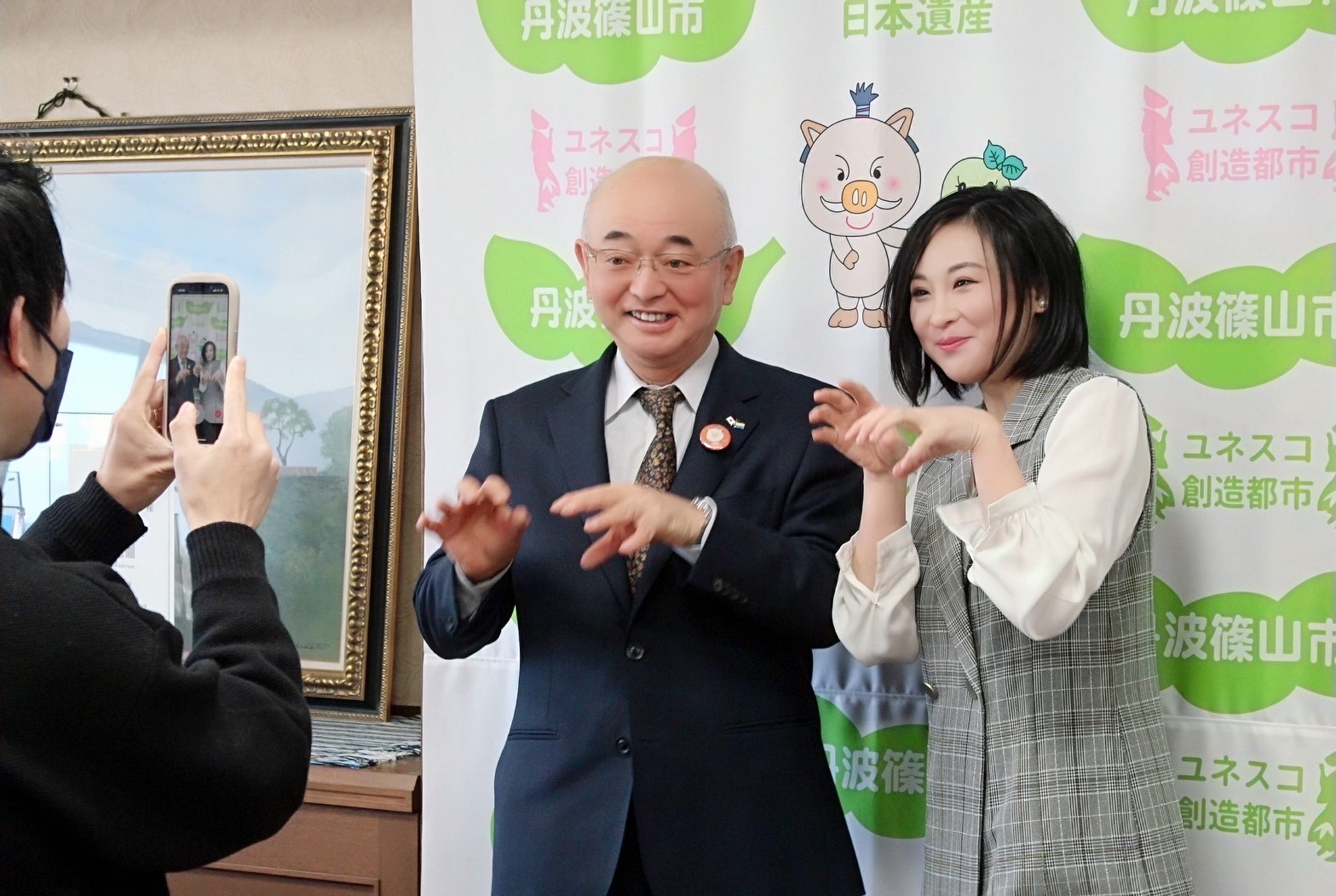 市長と白石さんが動画を撮影している