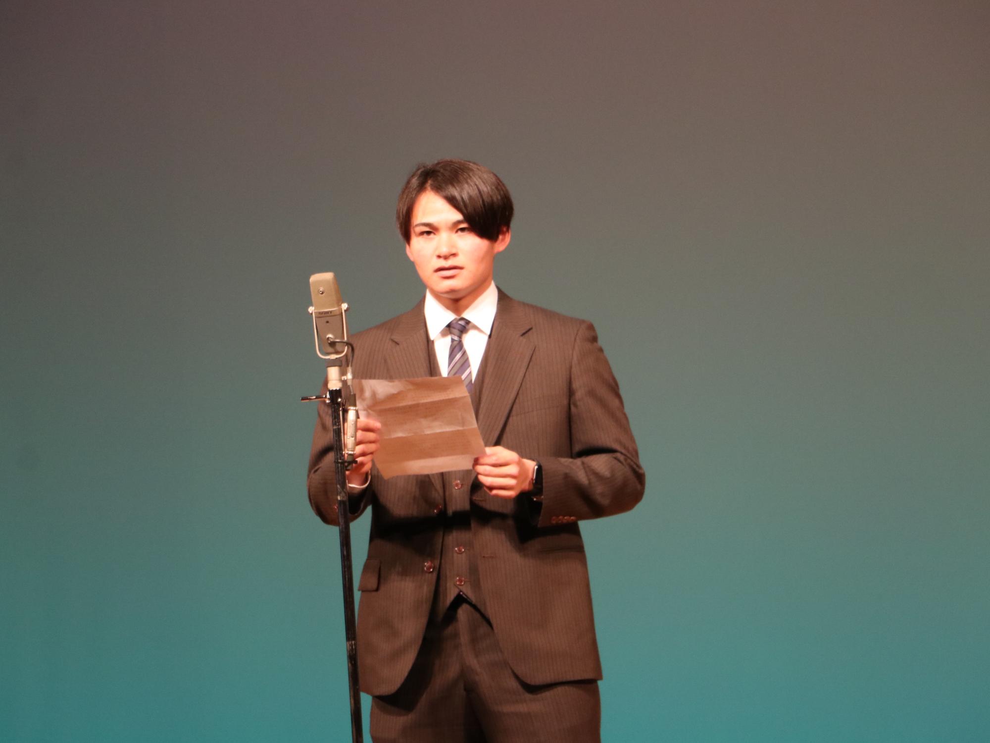 はたちのつどいで、中森俊介さんが代表謝辞を行っている