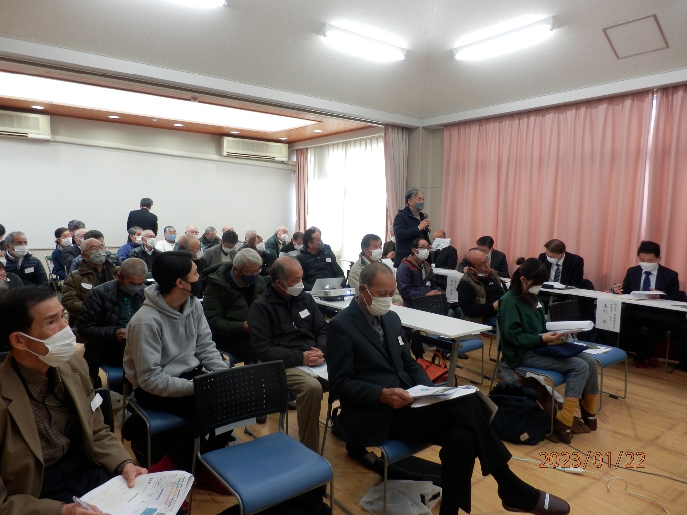 会で、参加者の方が立って質問している