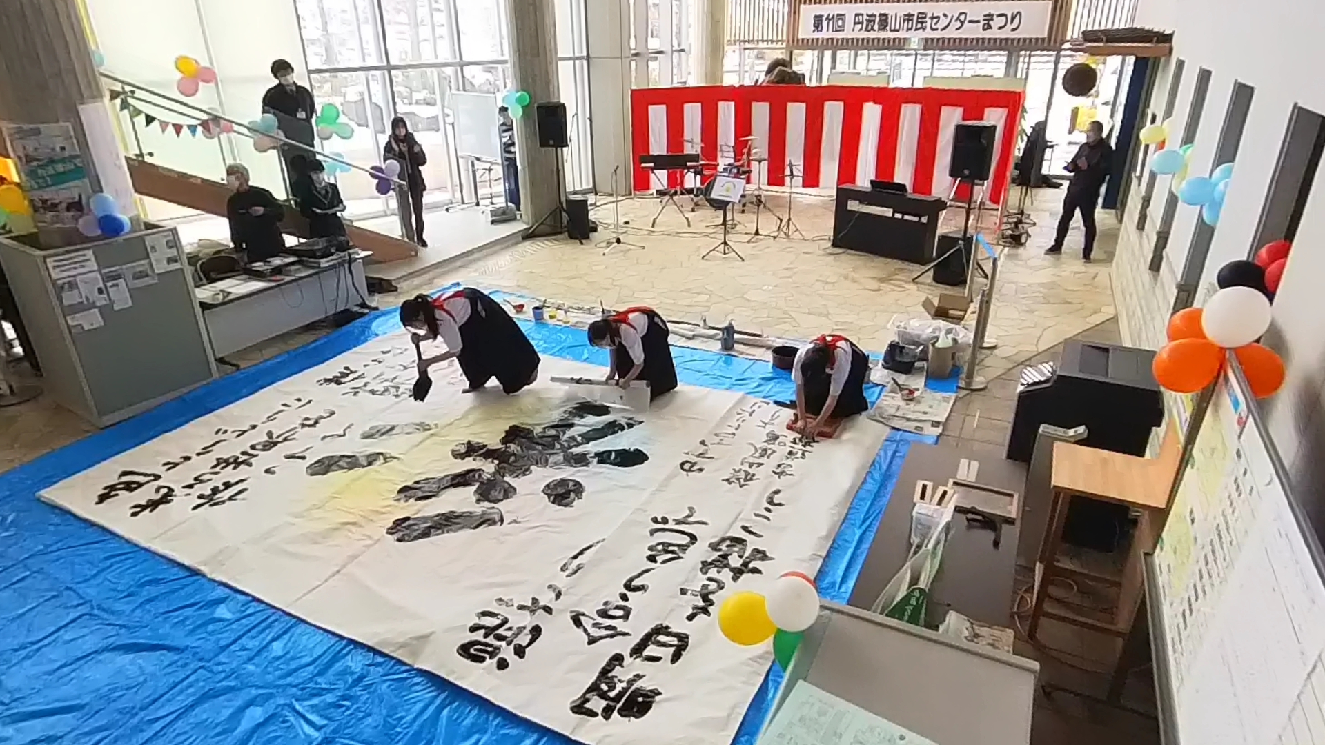 高校の書道部がパフォーマンスしている