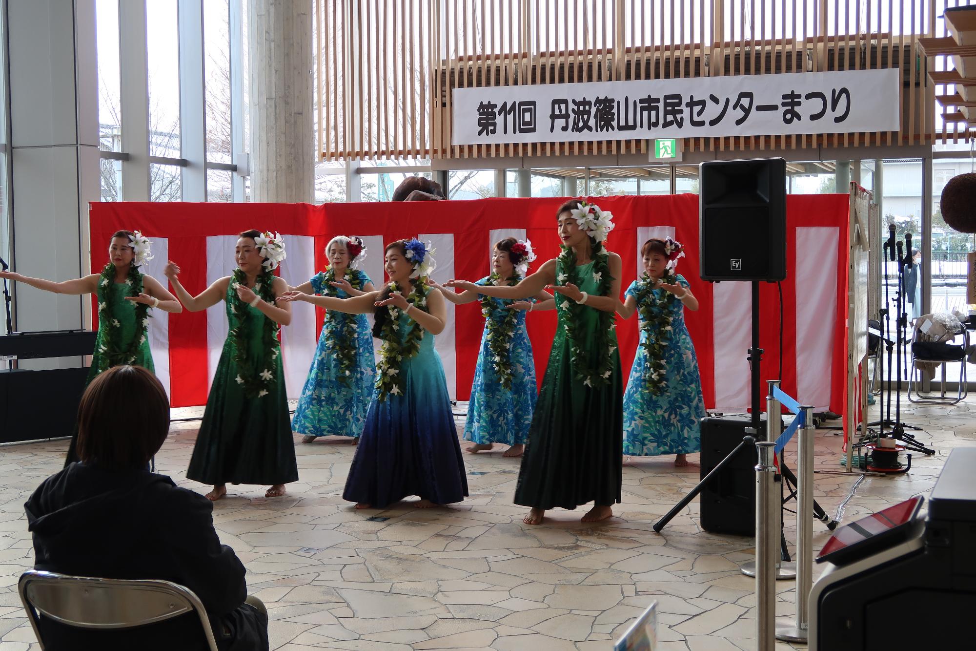 イベントのステージで踊りを披露している