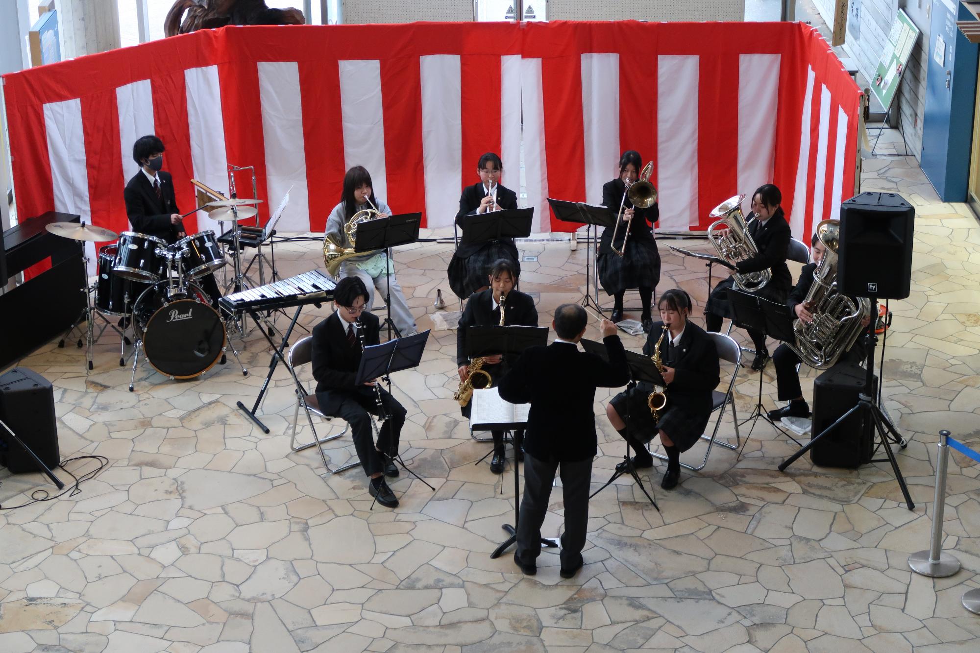イベントのステージで吹奏楽部が演奏している