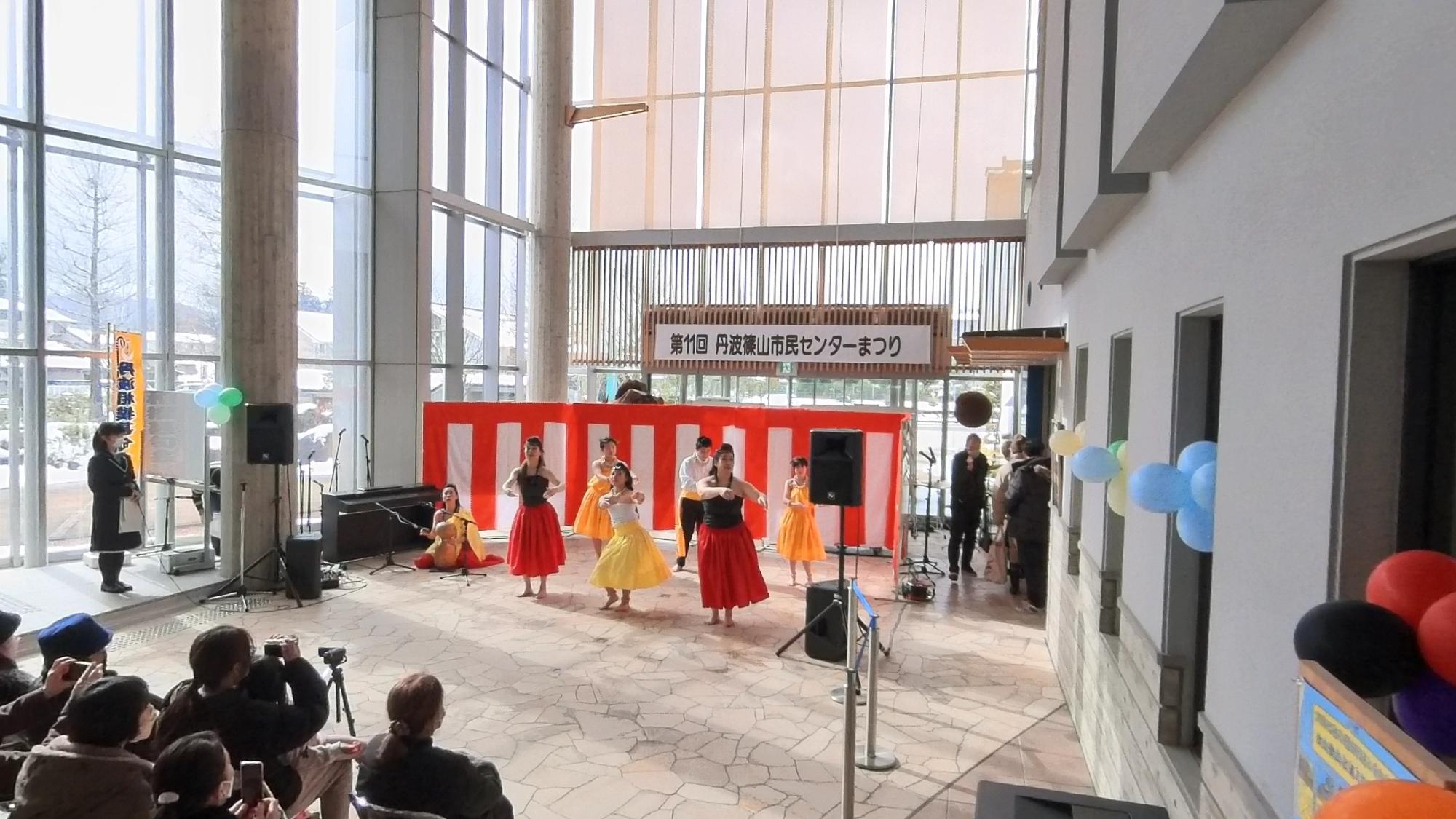 イベントのステージで踊りを披露している