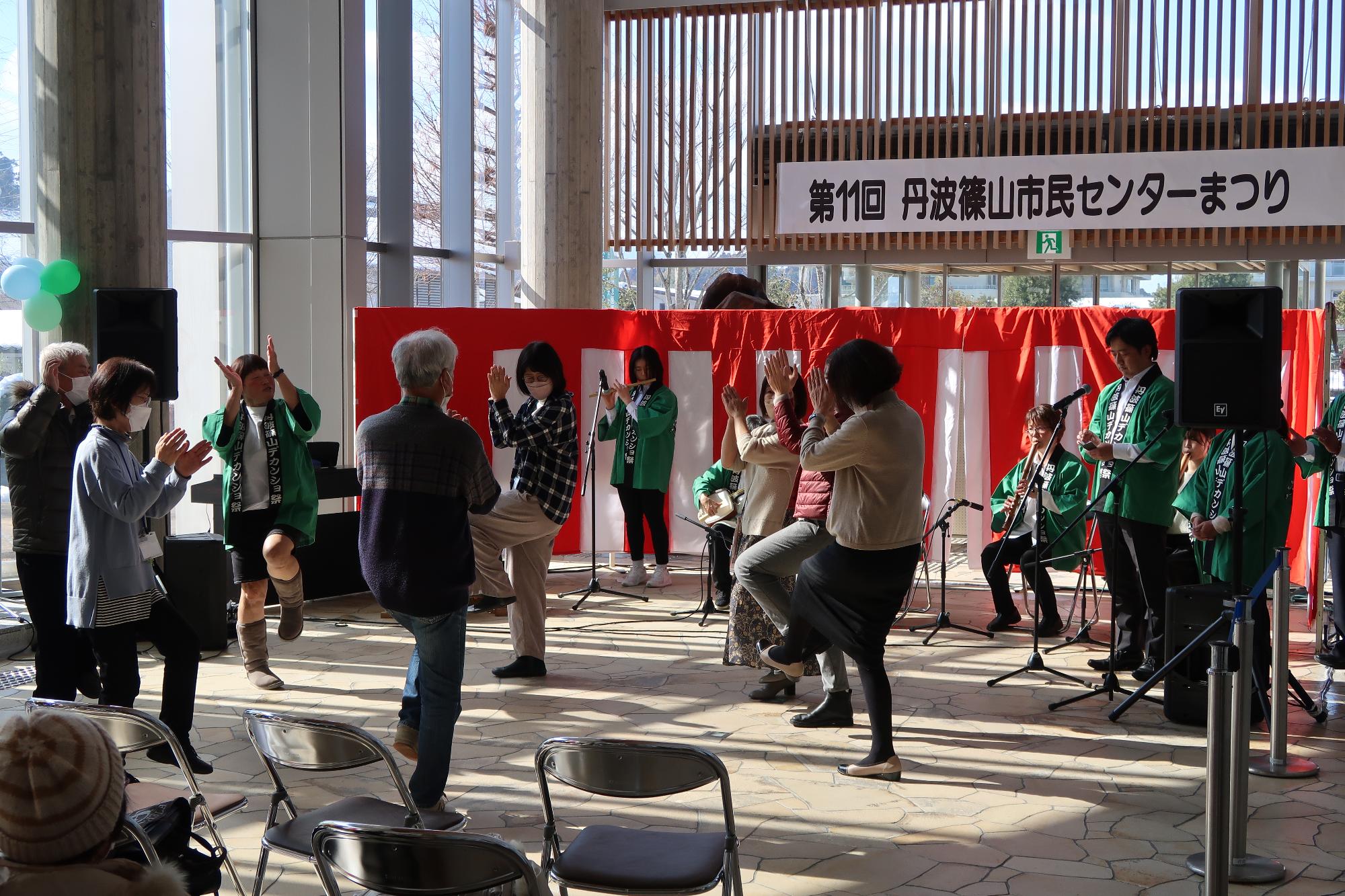 イベントのステージで踊りを披露している