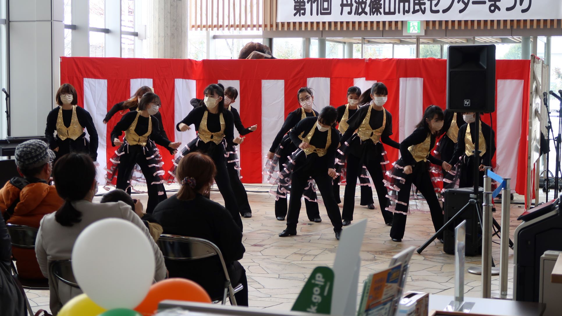 イベントのステージで踊っている