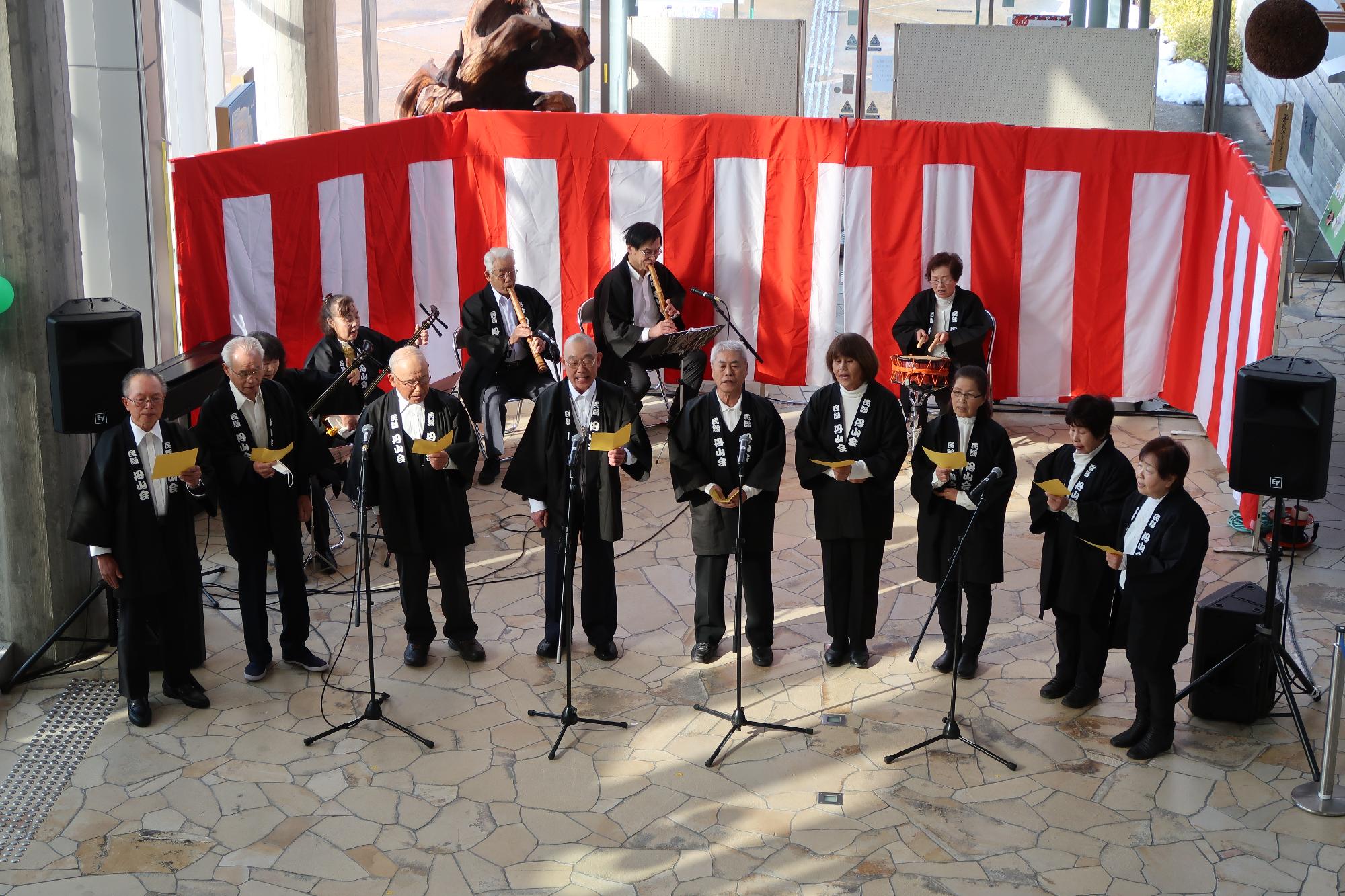 イベントのステージで合唱している