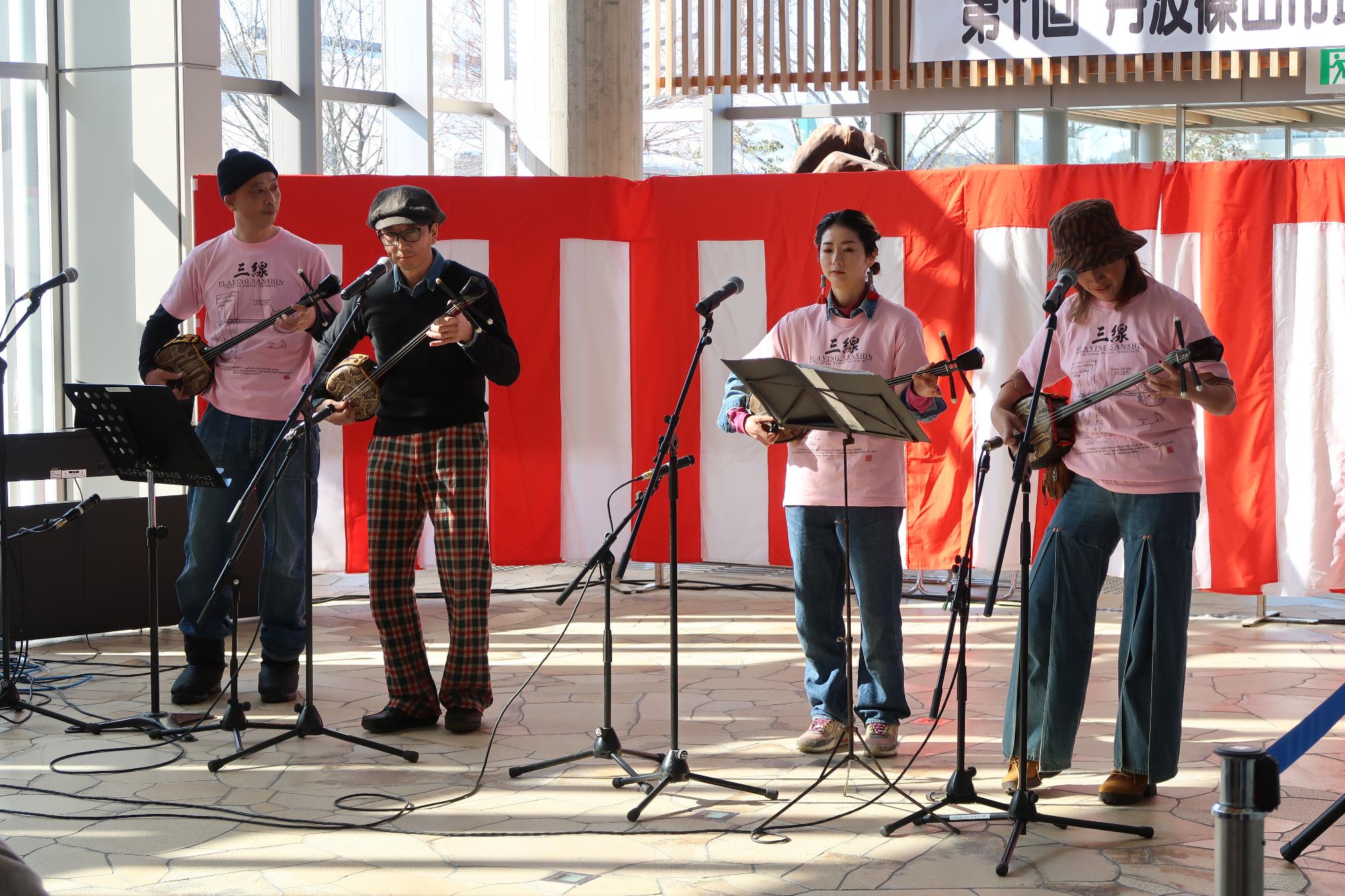 イベントのステージで楽器を演奏している