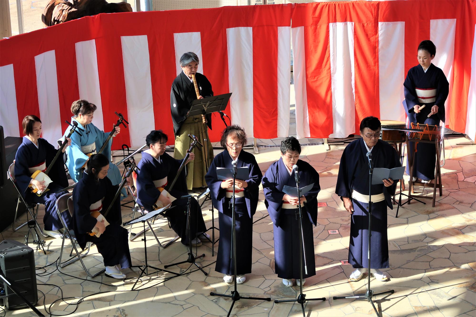 イベントのステージで楽器を演奏している