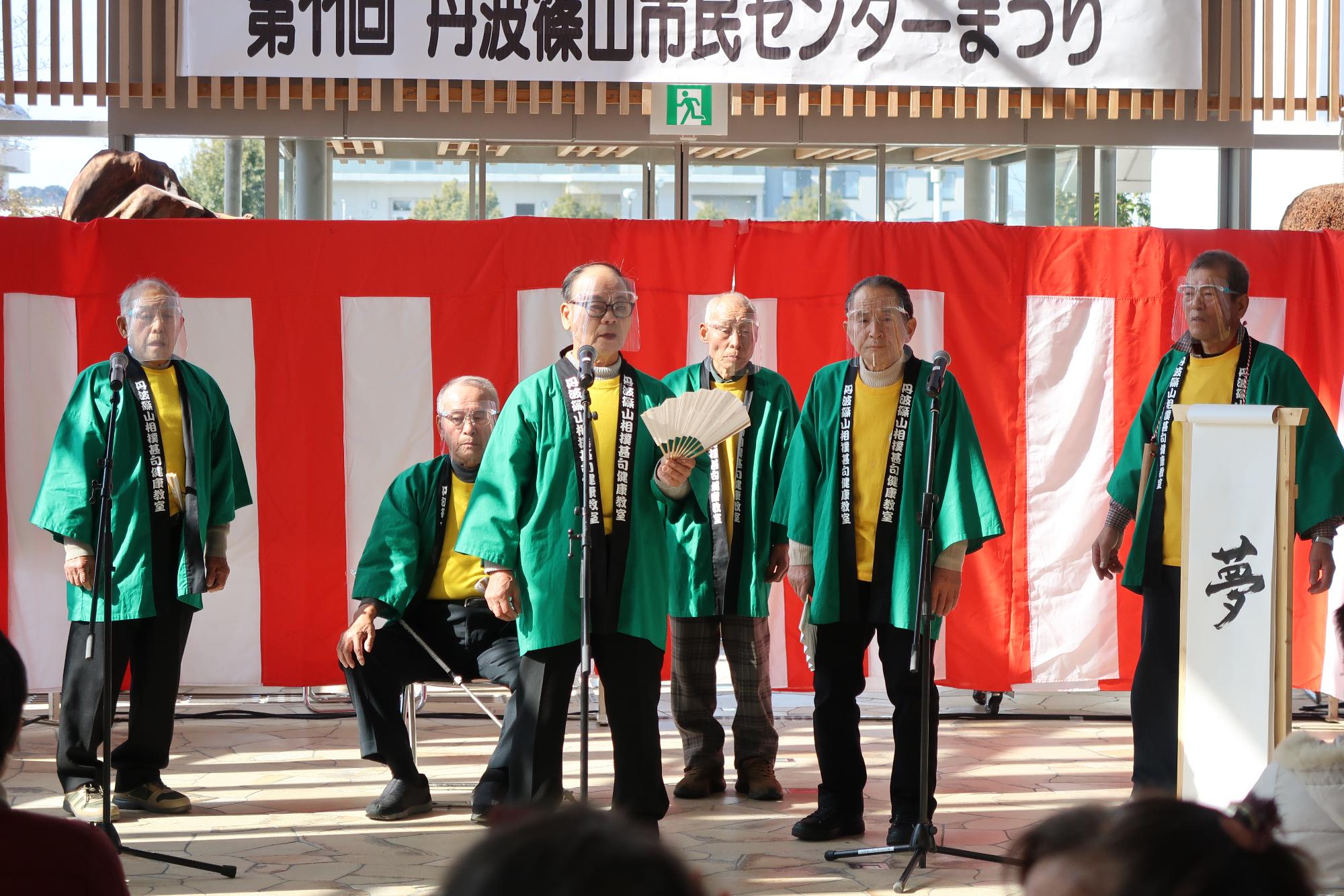 イベントのステージで発表している