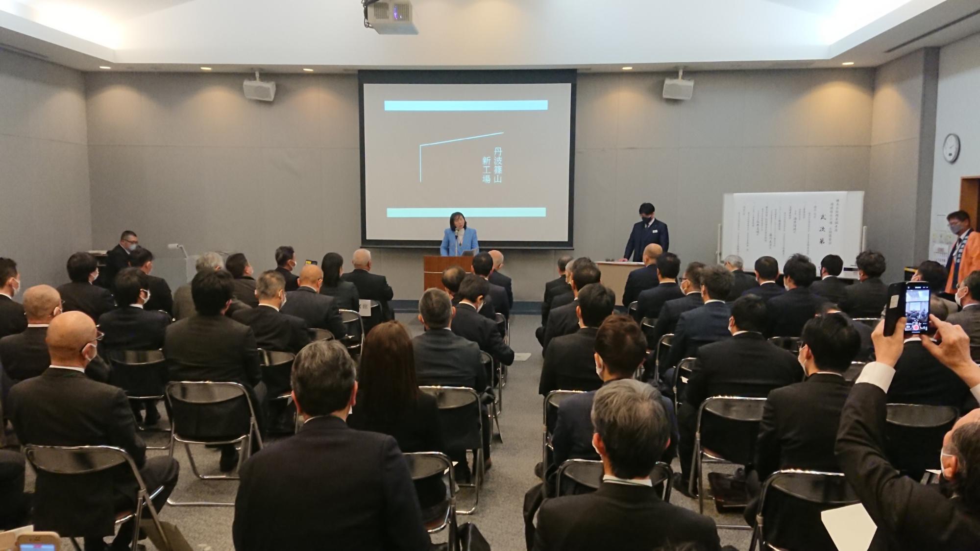 完成披露式で代表取締役が挨拶されている