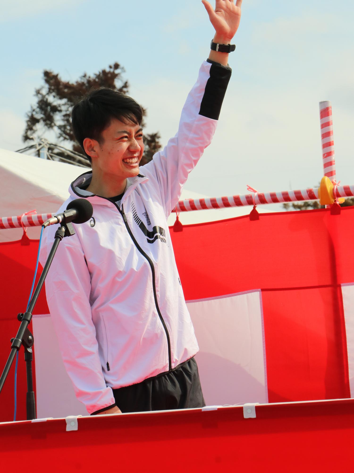 平野さんが手を振っている