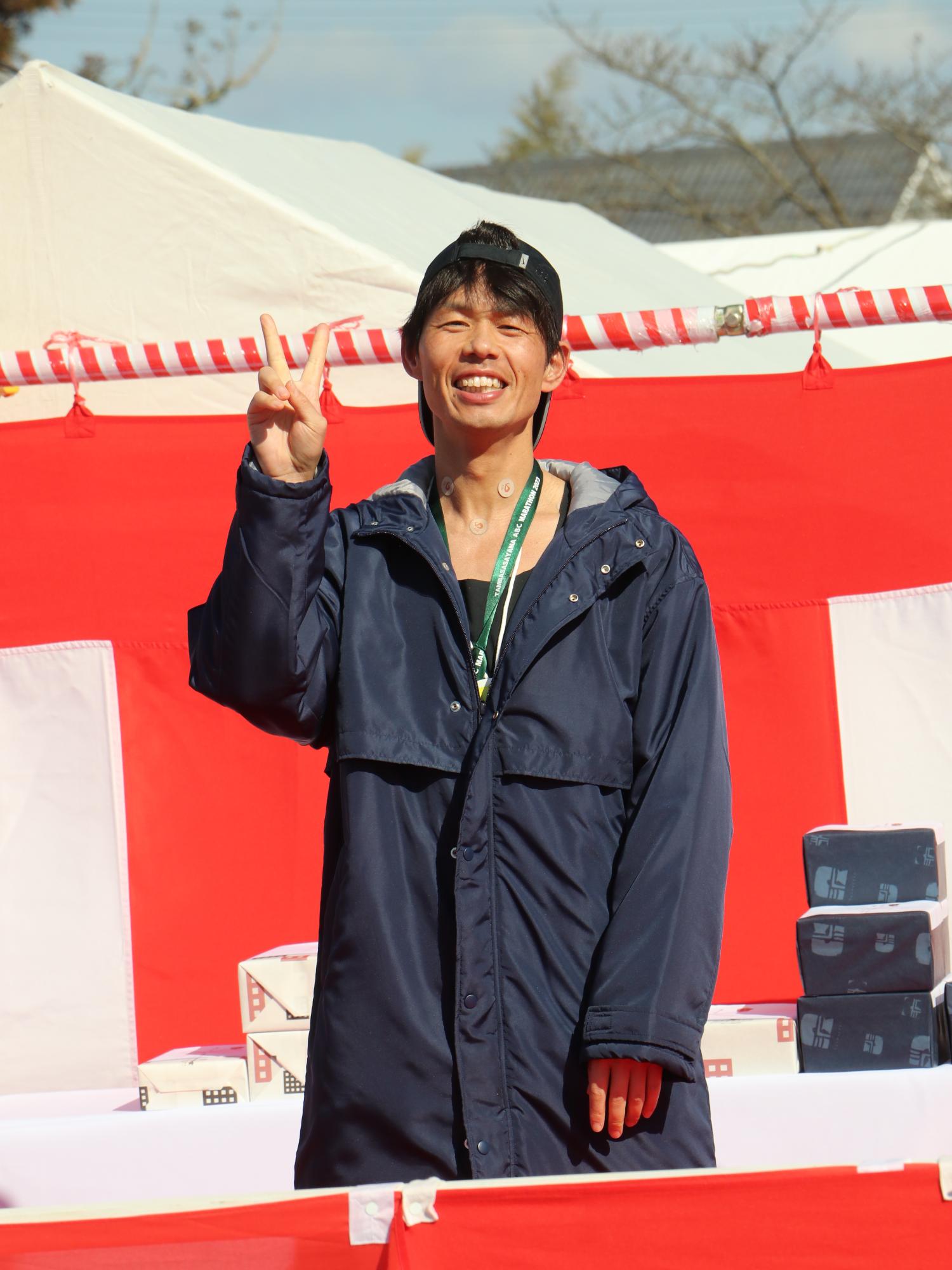 ランナーがピースしている