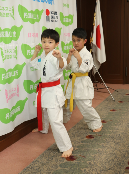 道着を着た男の子2人が空手の形をしている