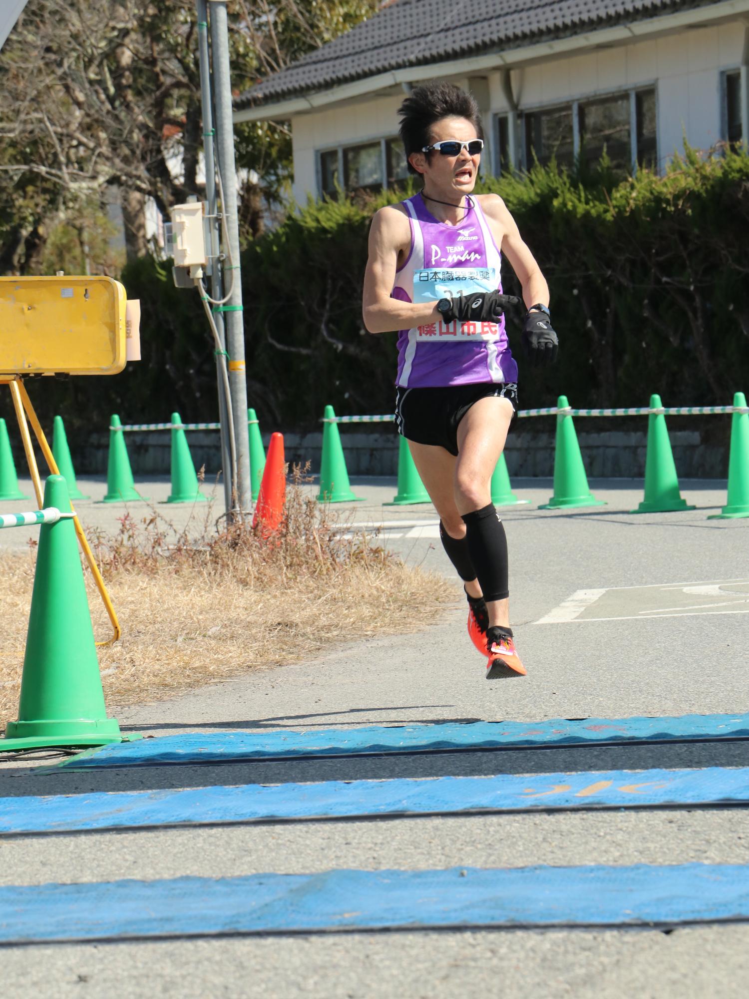 ABCマラソンで、男性ランナーが走っている