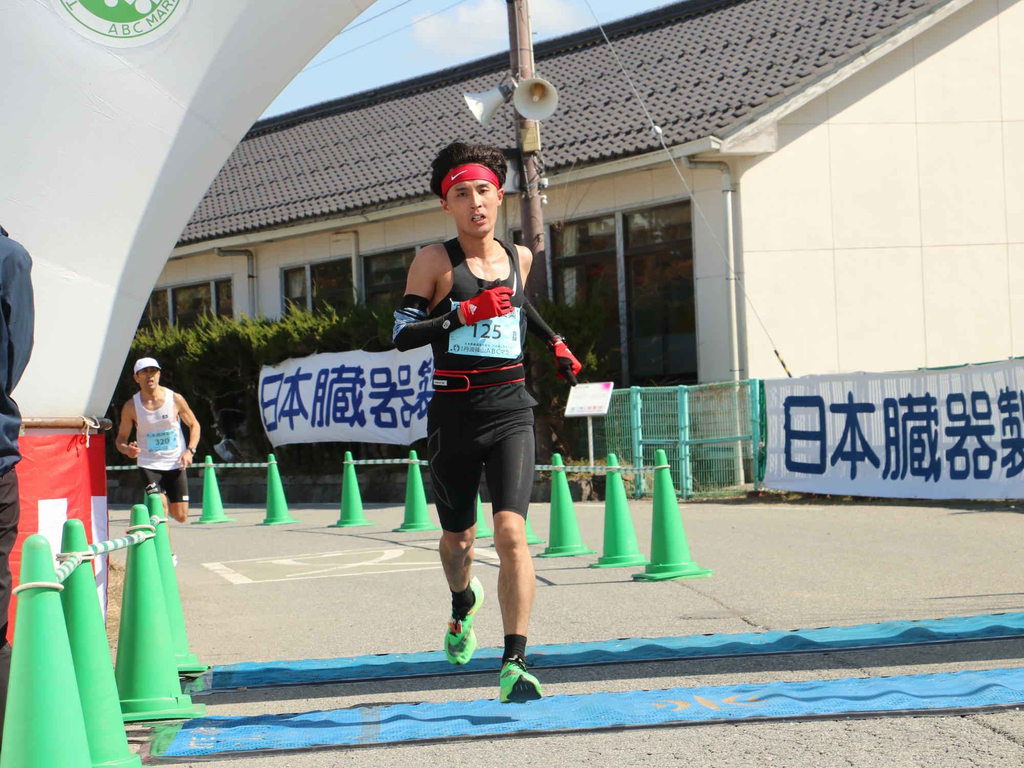 ABCマラソンで、男性ランナーが走っている