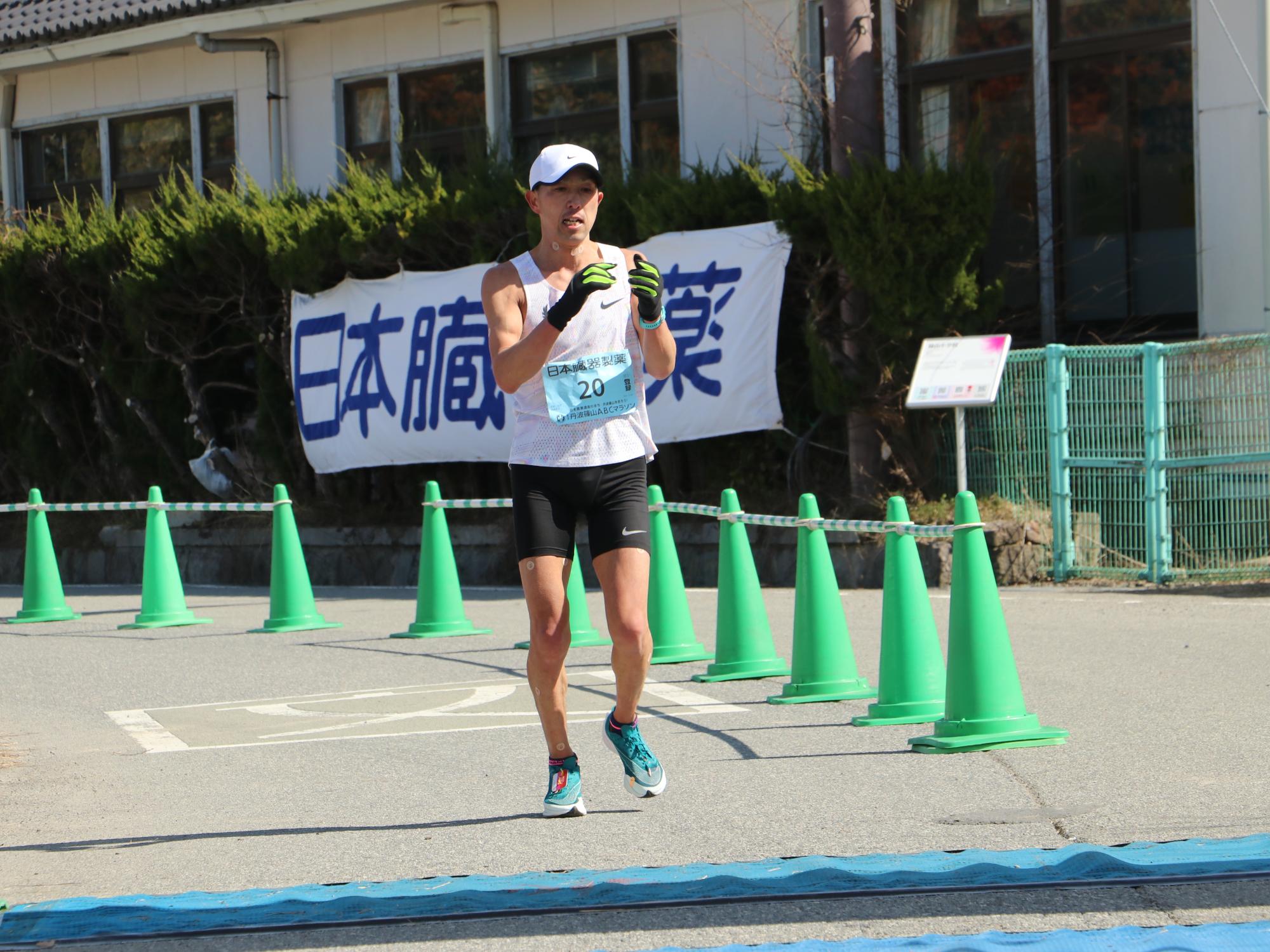 ABCマラソンで、男性ランナーが走っている