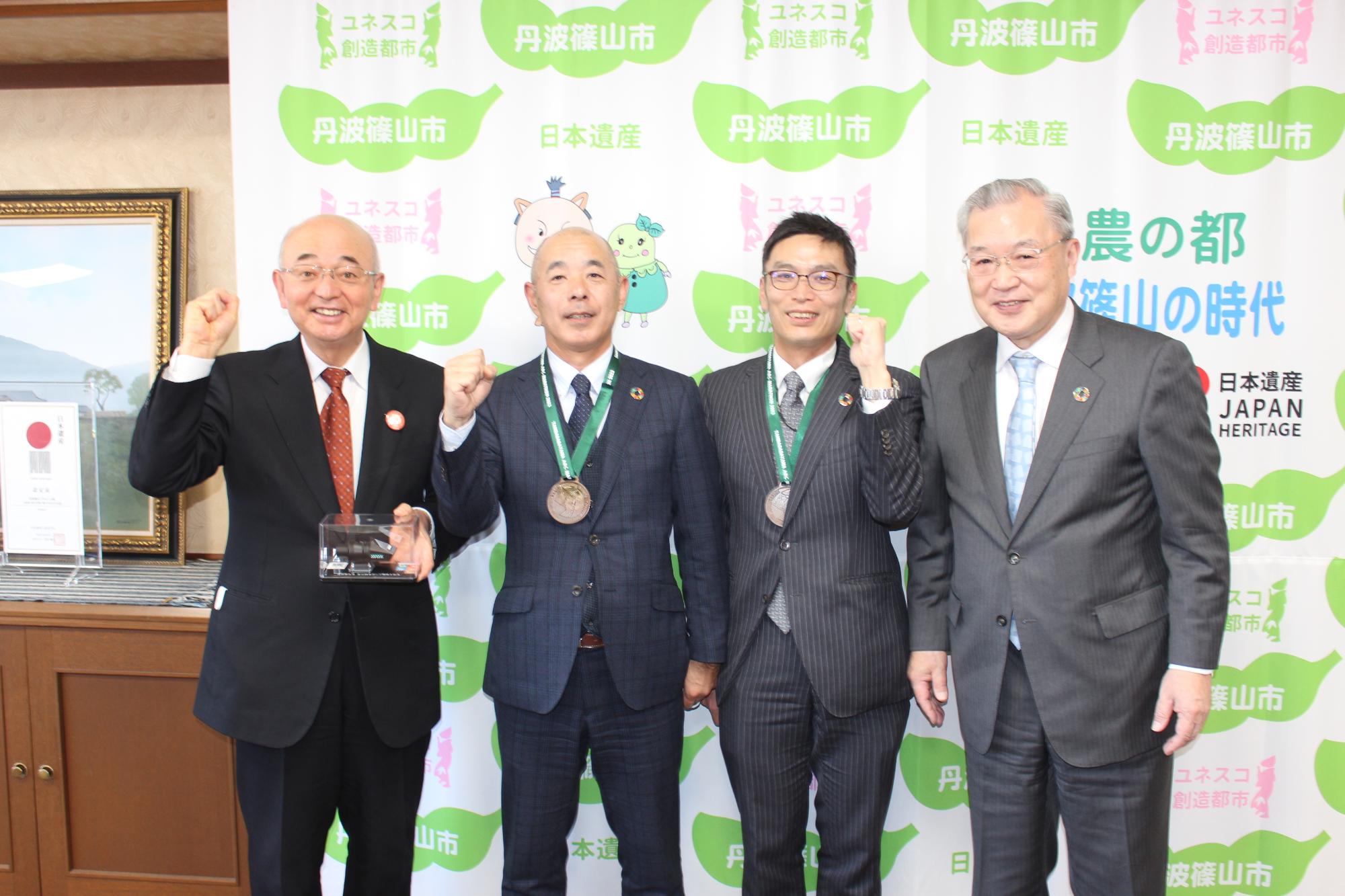 市長と、ABCマラソンの完走メダルを首からかけた企業の方たちとの記念撮影