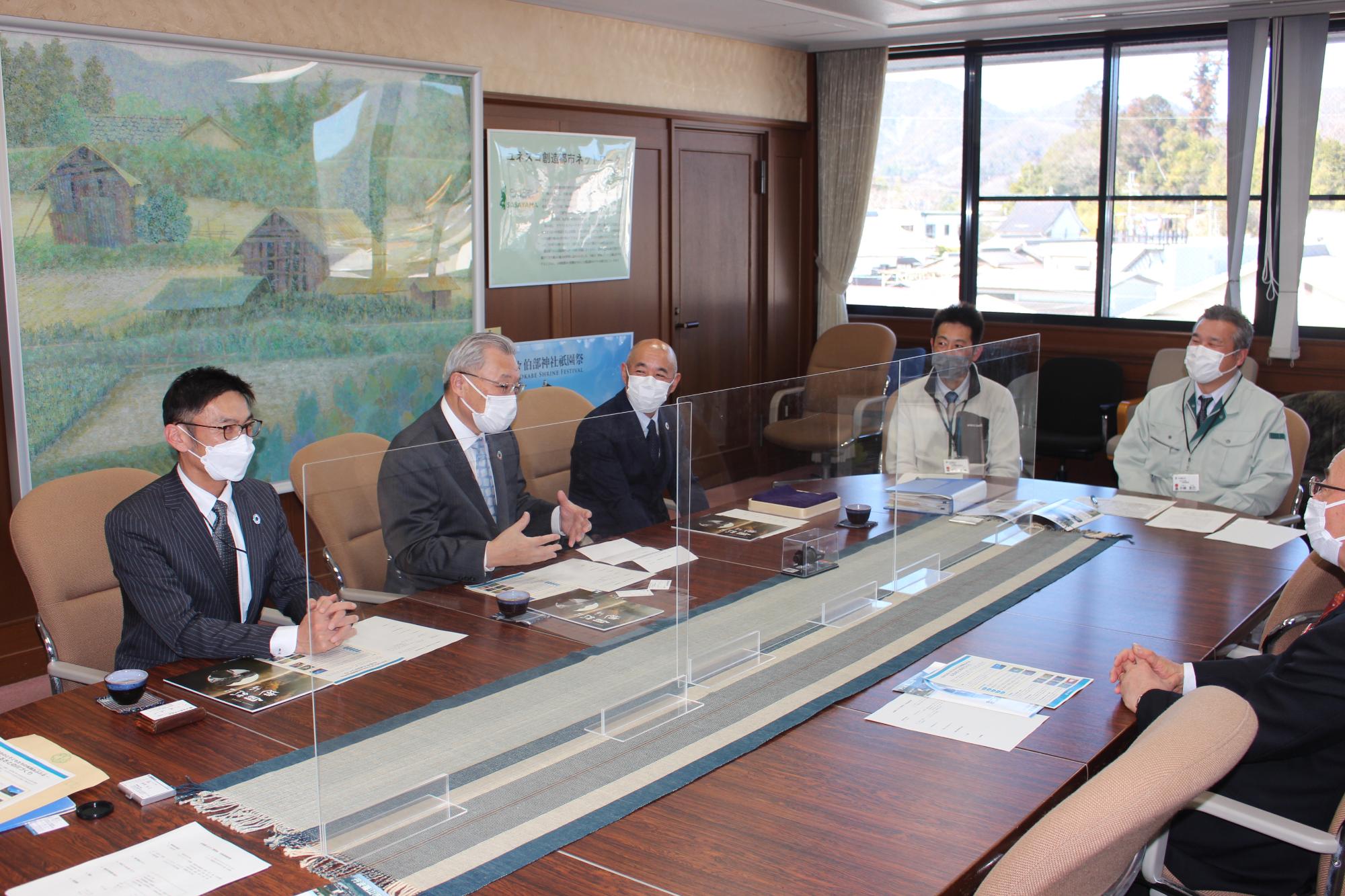 応接室で、企業の方と市長が面談している