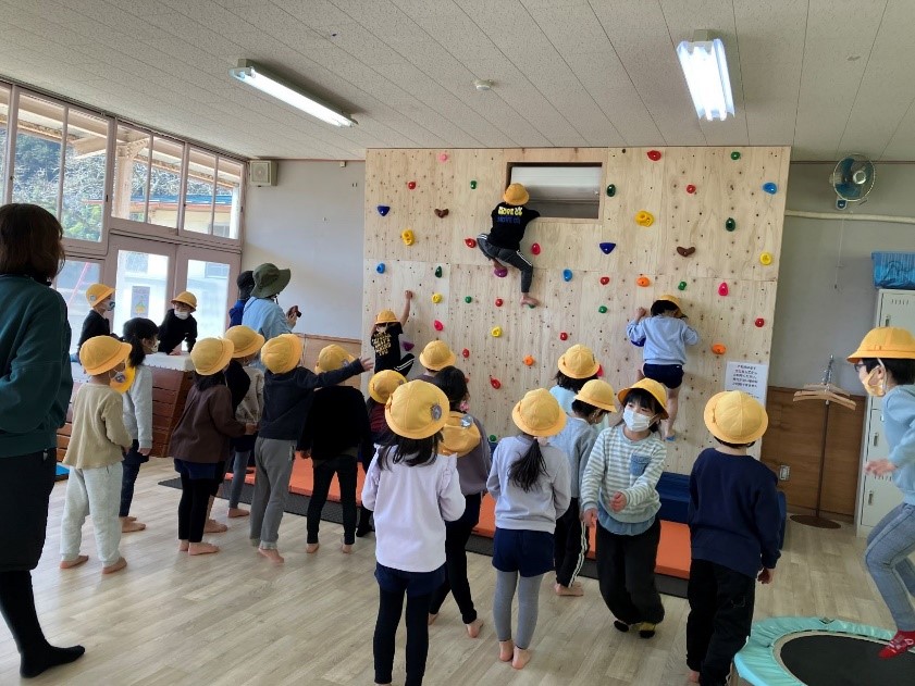 こどもたちがボルダリングをしている