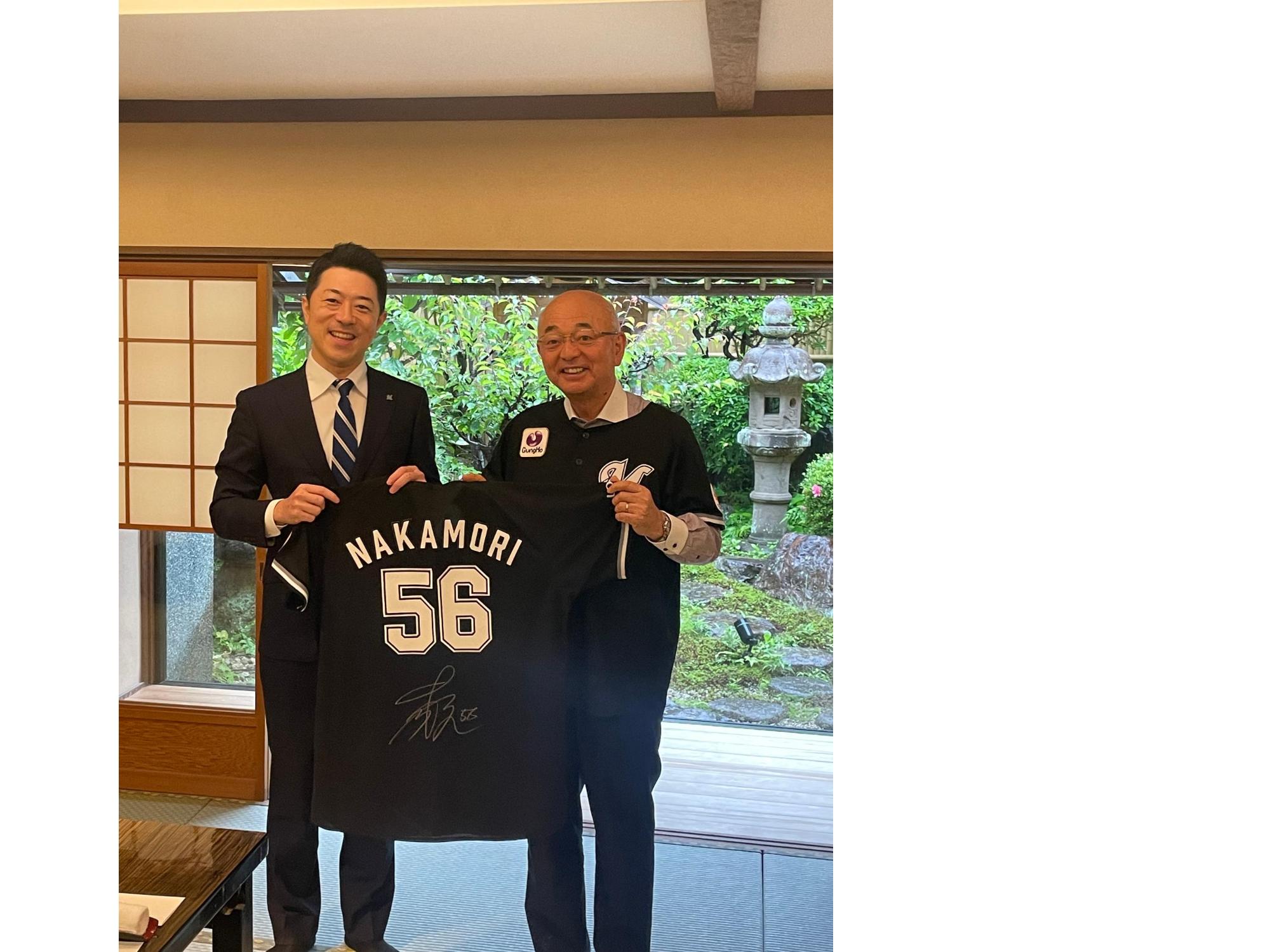 私と高坂社長 サイン入りユニフォームを持って