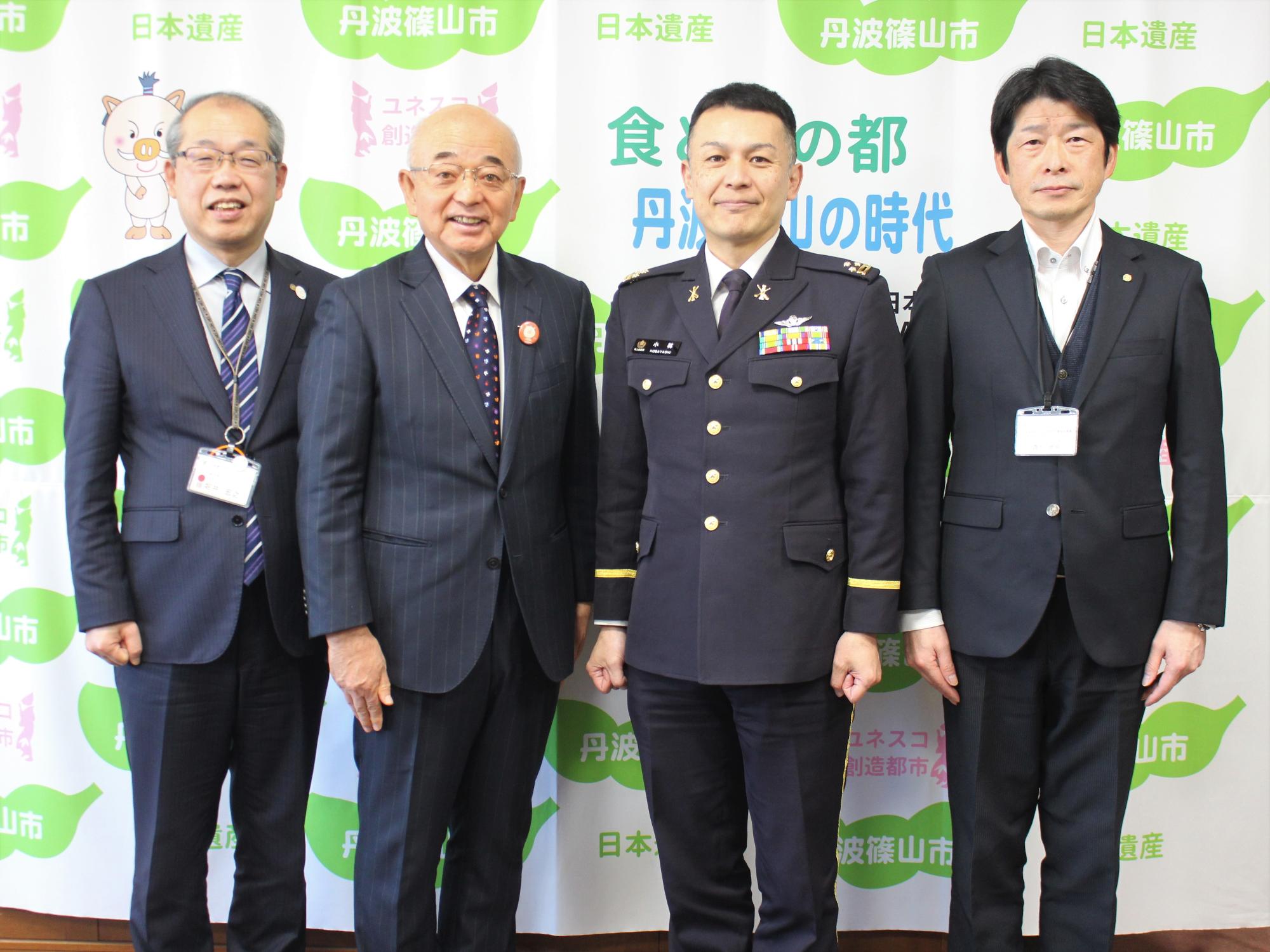 青山駐屯地の司令小林さんとの写真
