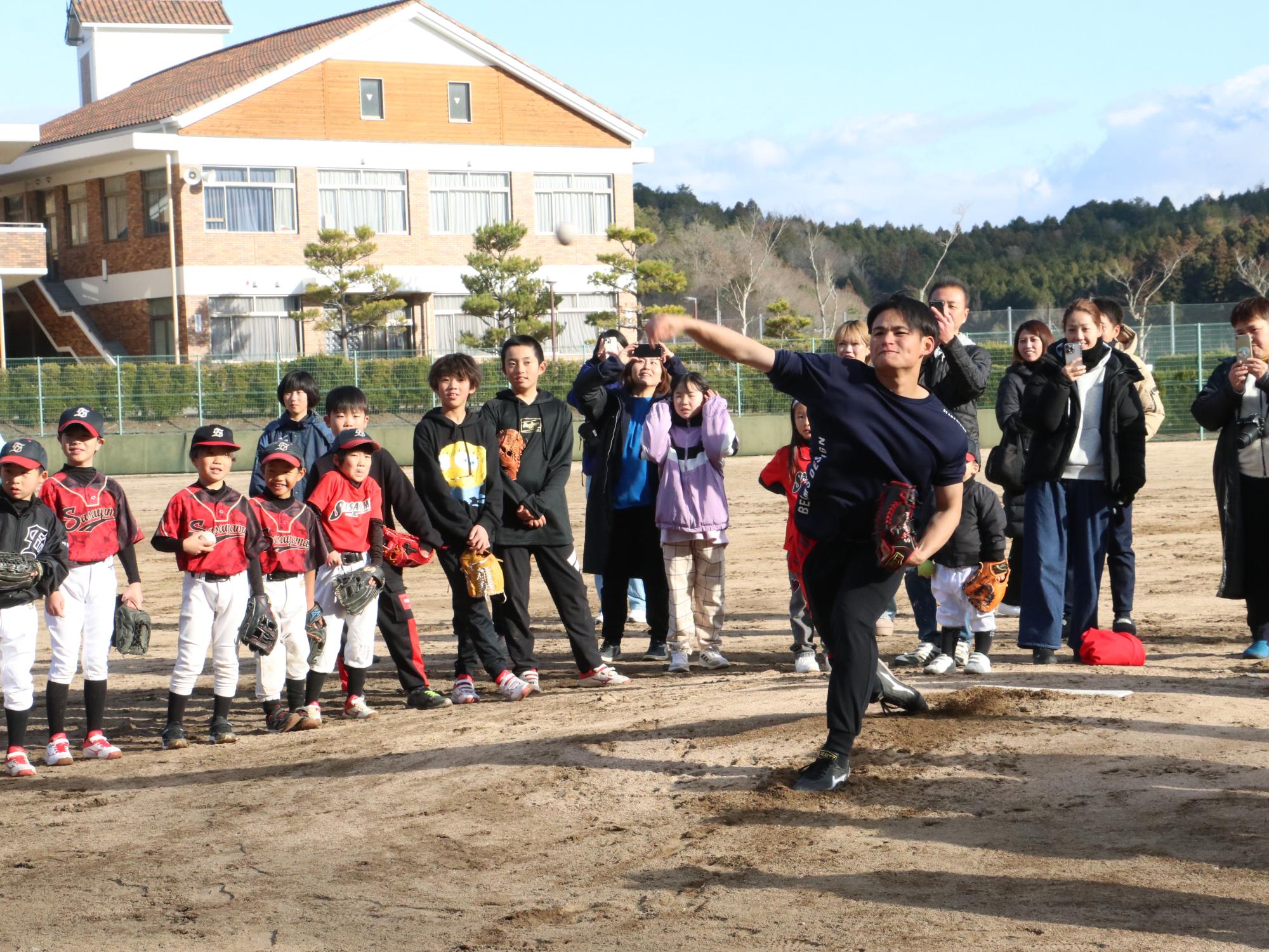 中森選手が投げている写真