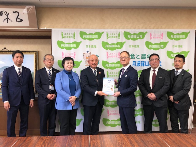 市役所応接室にて、神戸経済同好会の皆さんと