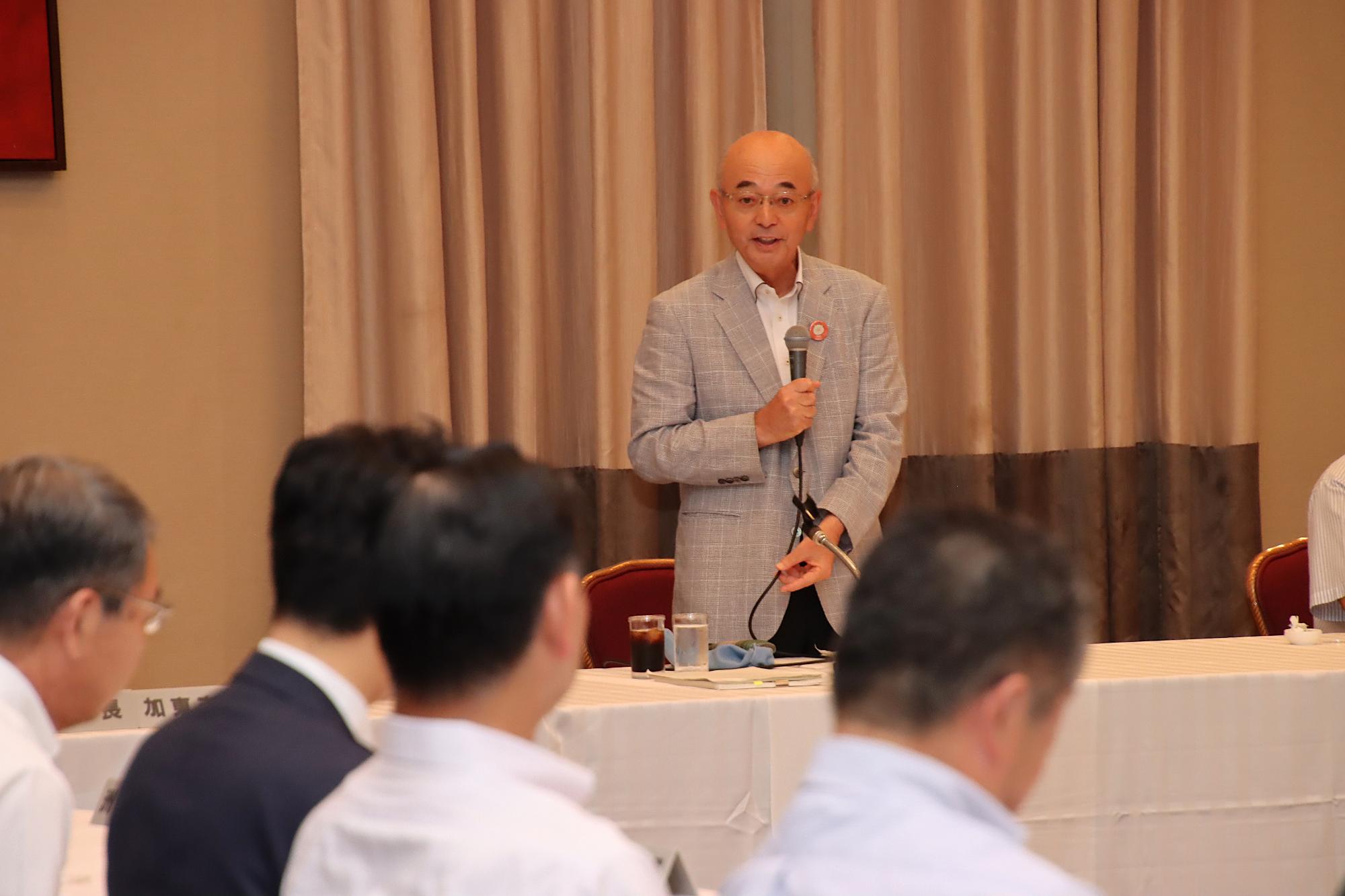 臨時の市長会で発言する市長