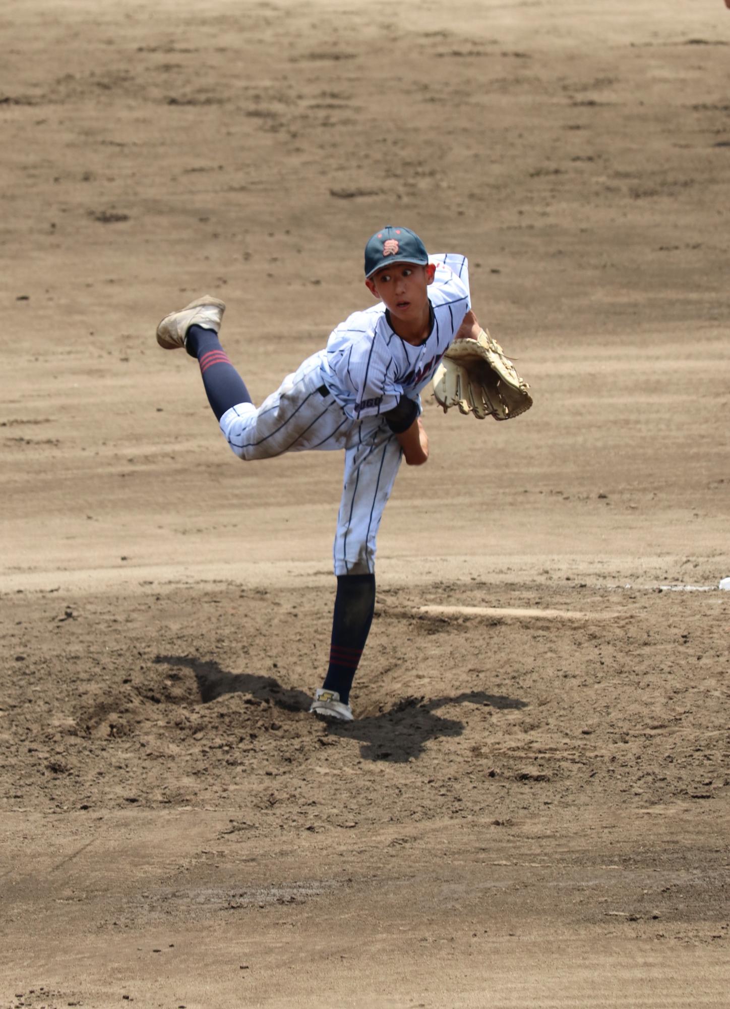 力投するエースの波部投手