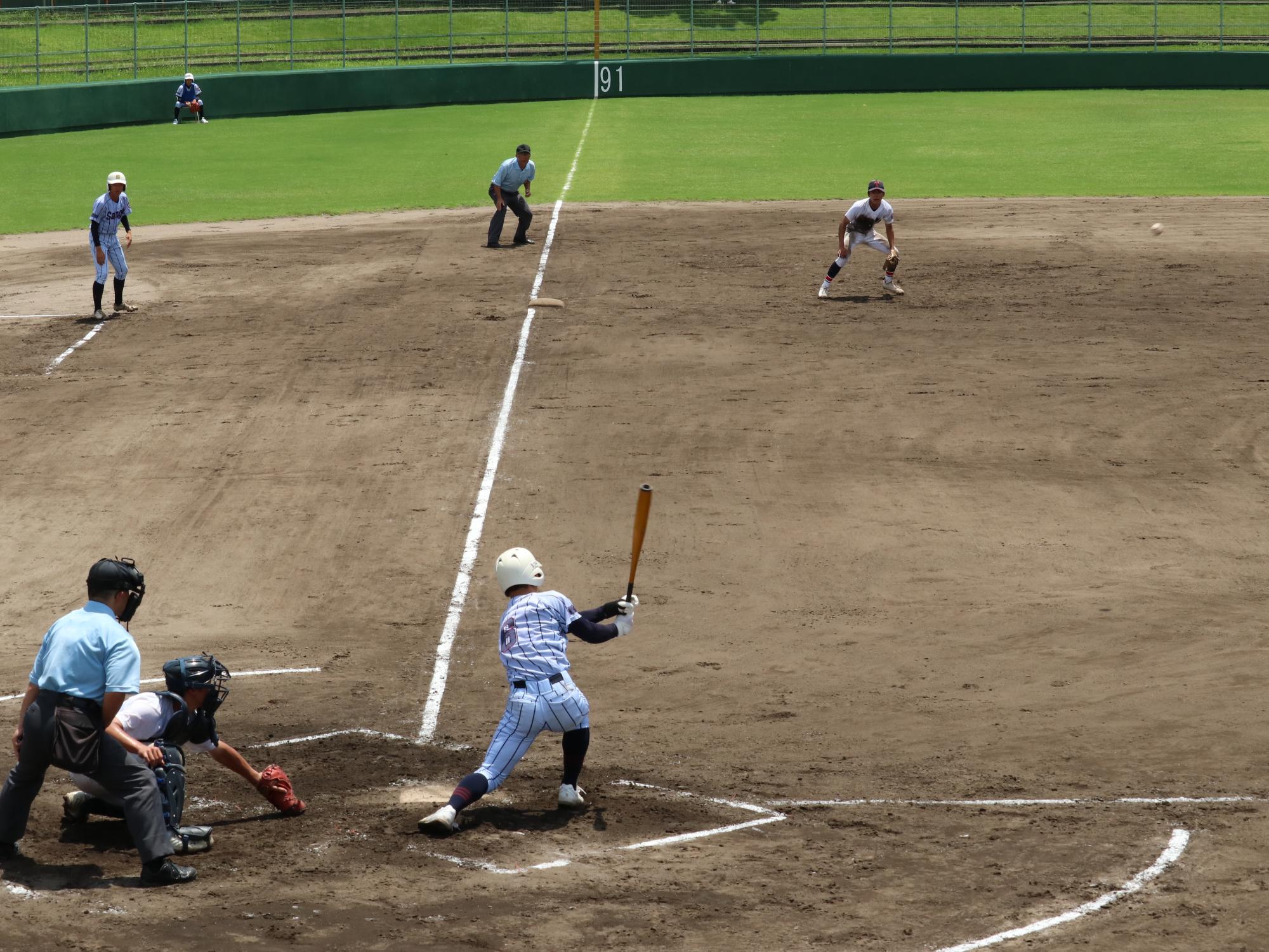 7回表、1点差に迫る2塁打を打つ柳川瀬選手