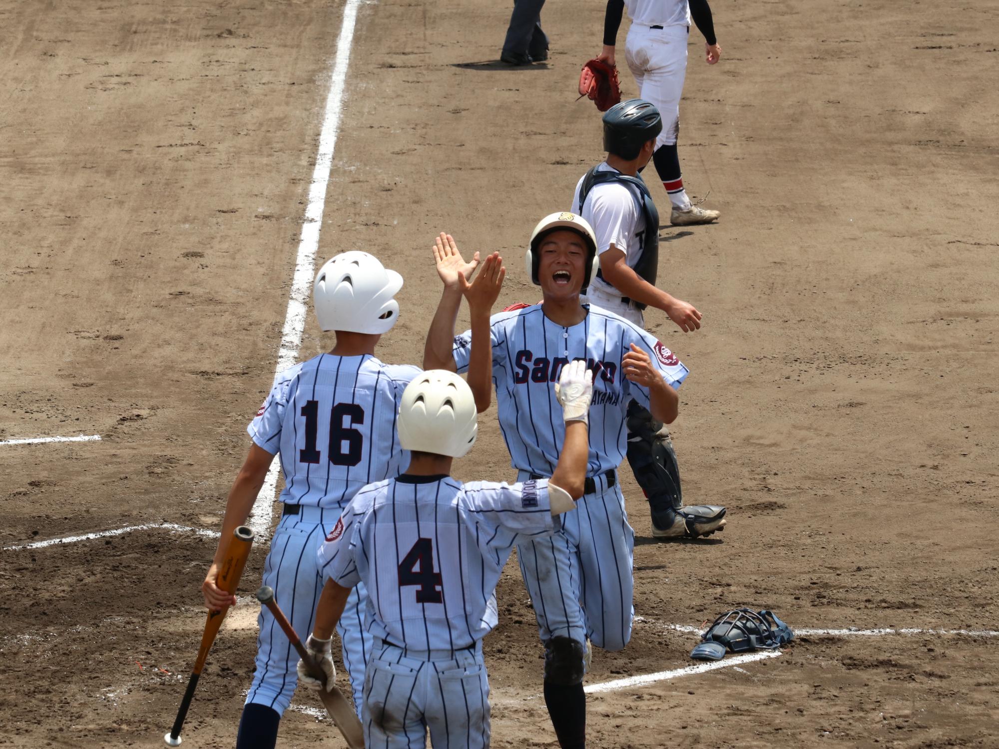 3点目のホームを踏む森本選手