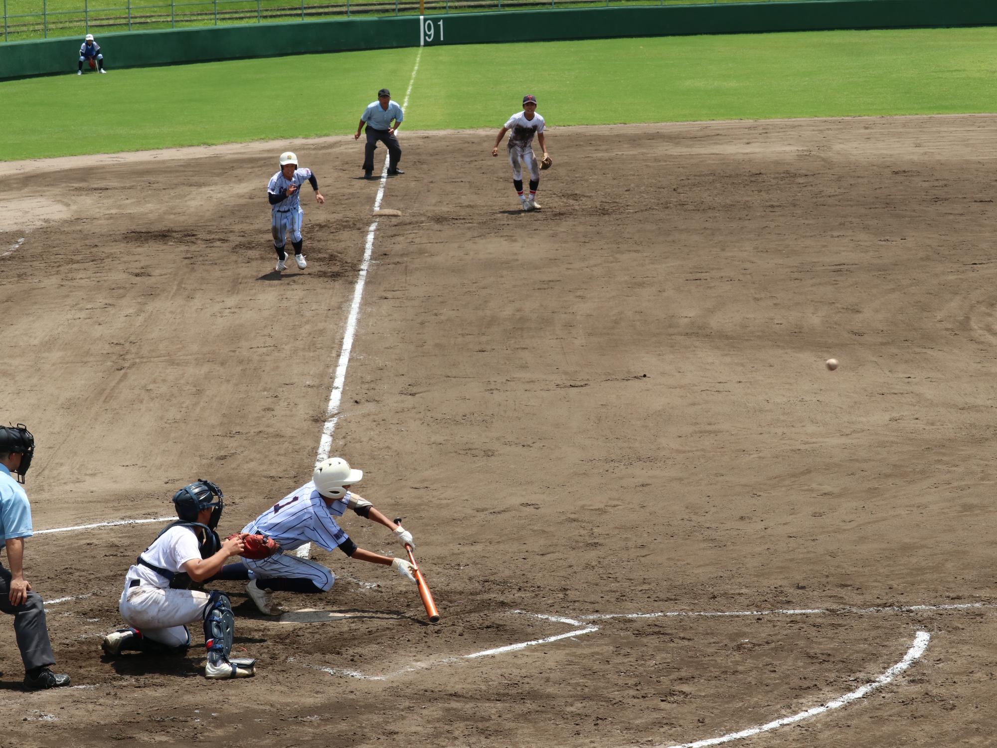 同点となるスクイズを決める波部選手
