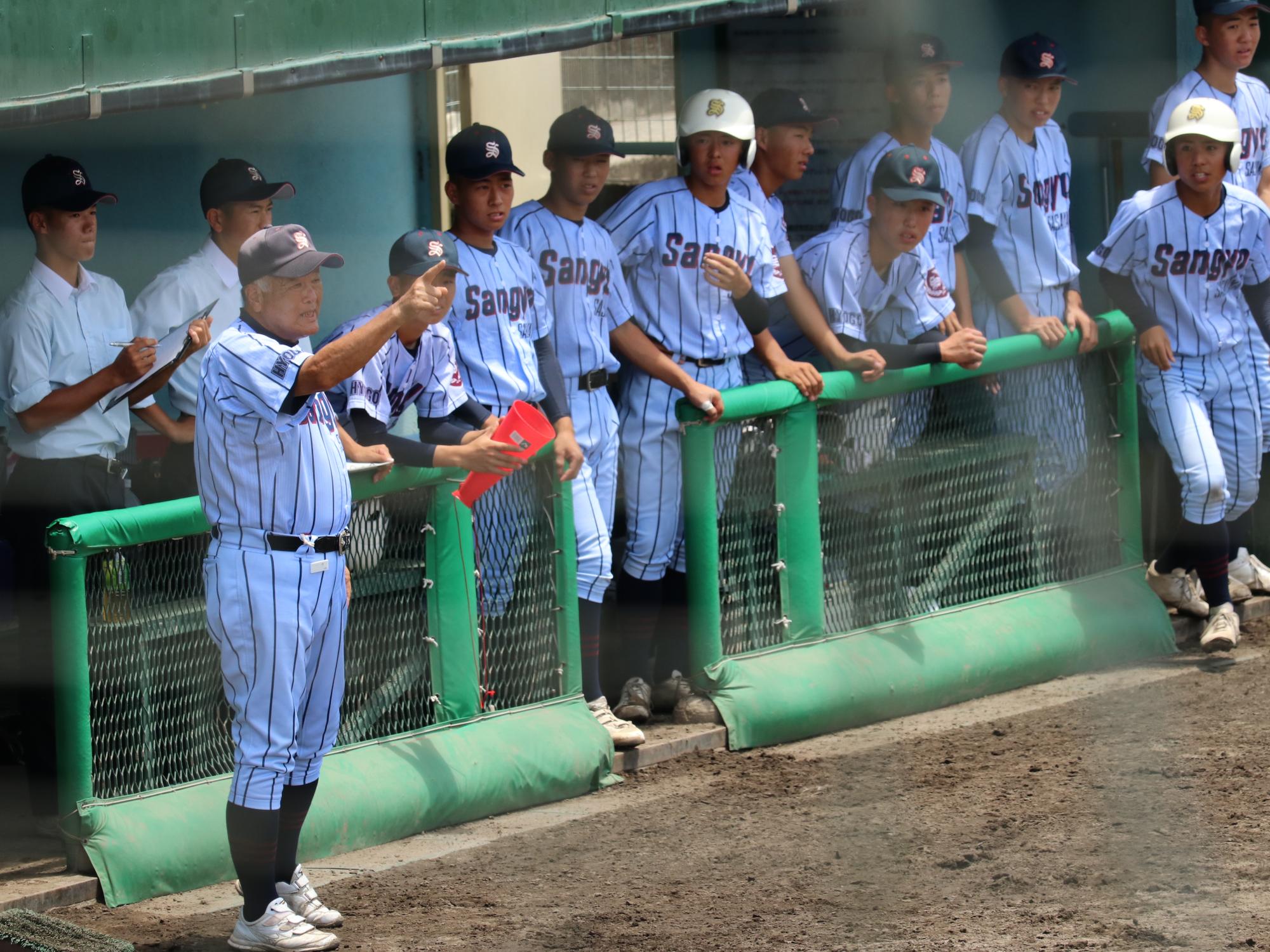 選手に指示を出す長澤監督
