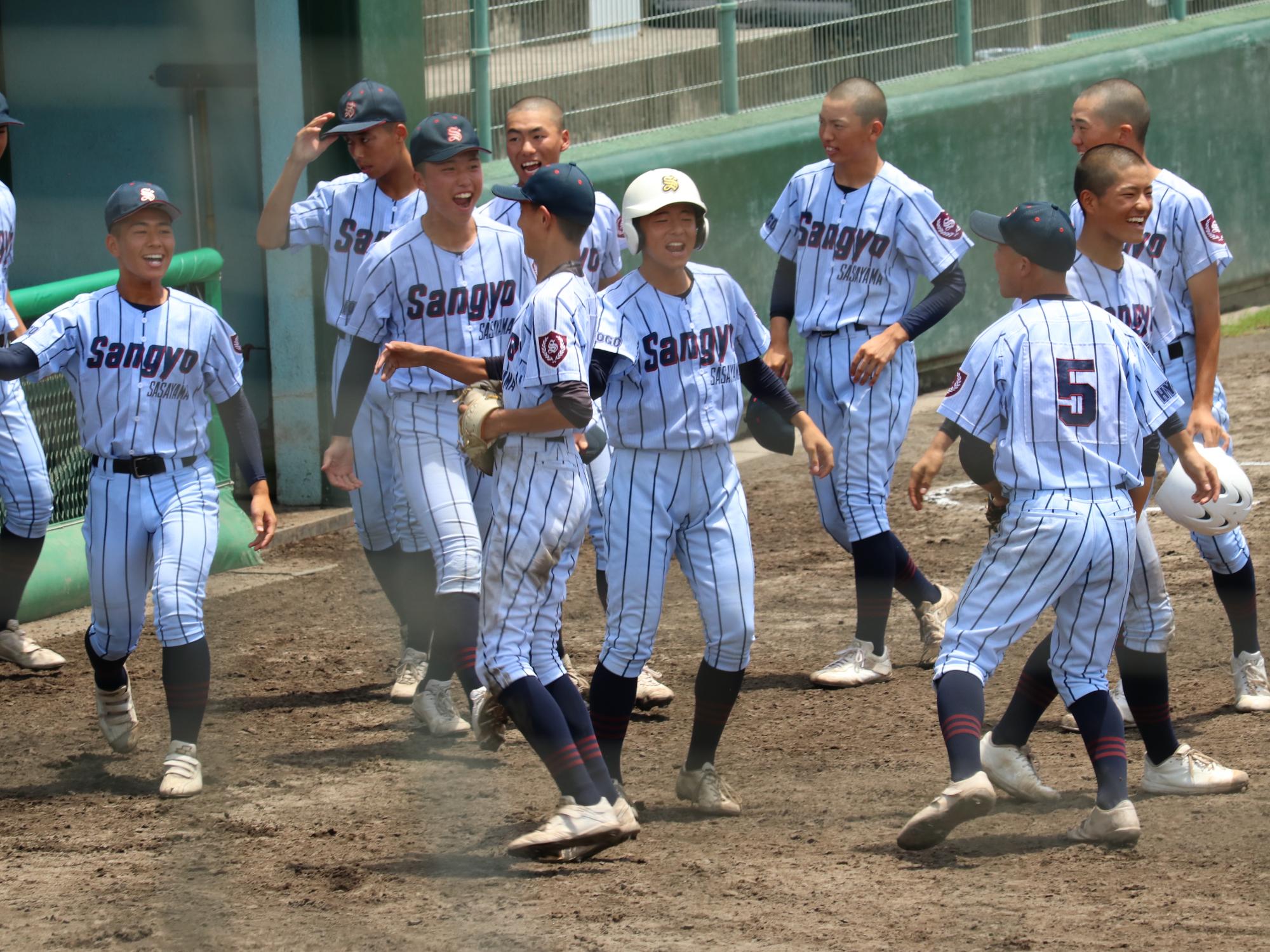 ピンチを切り抜け喜ぶ選手たち