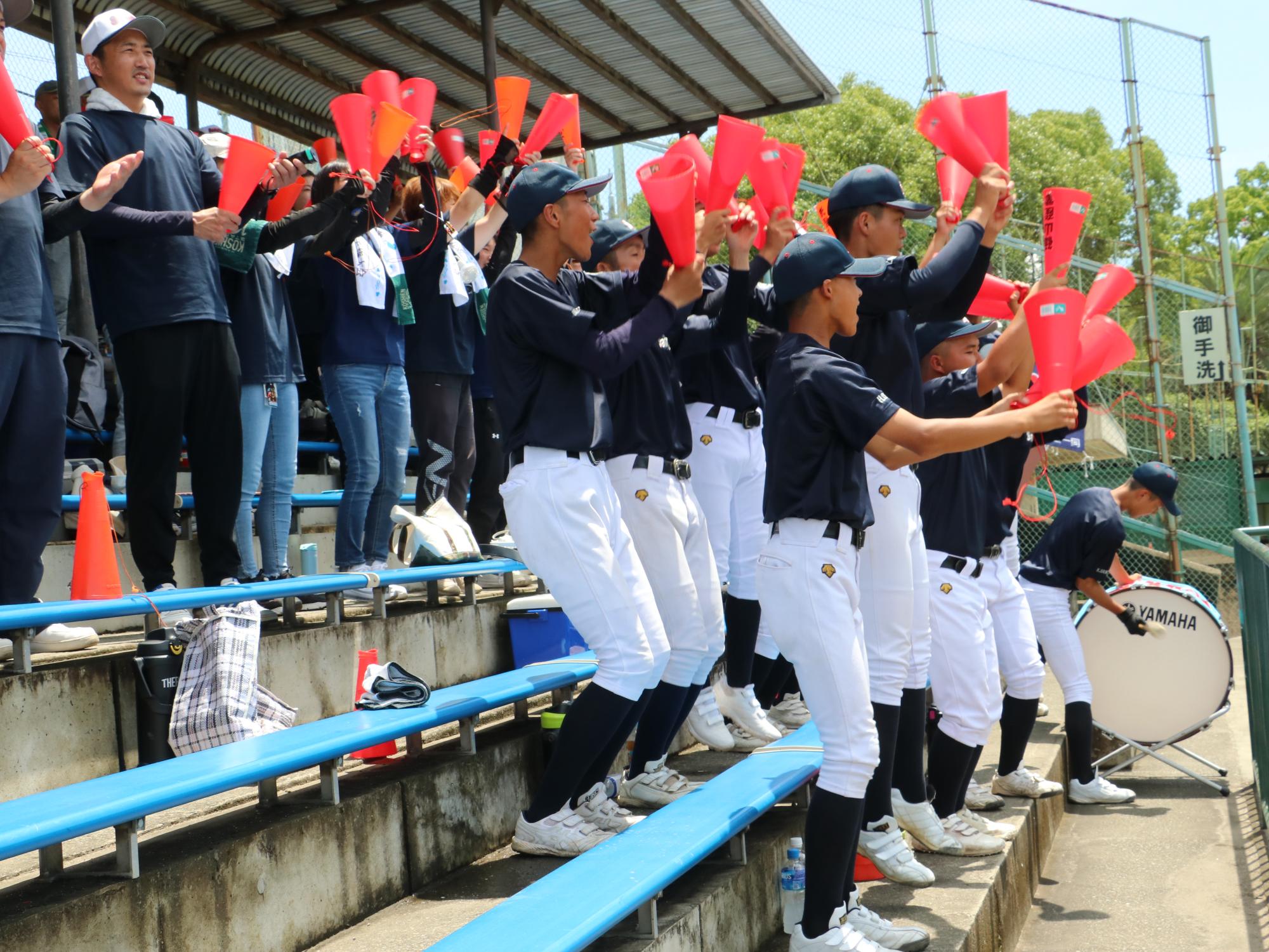 応援する部員たち