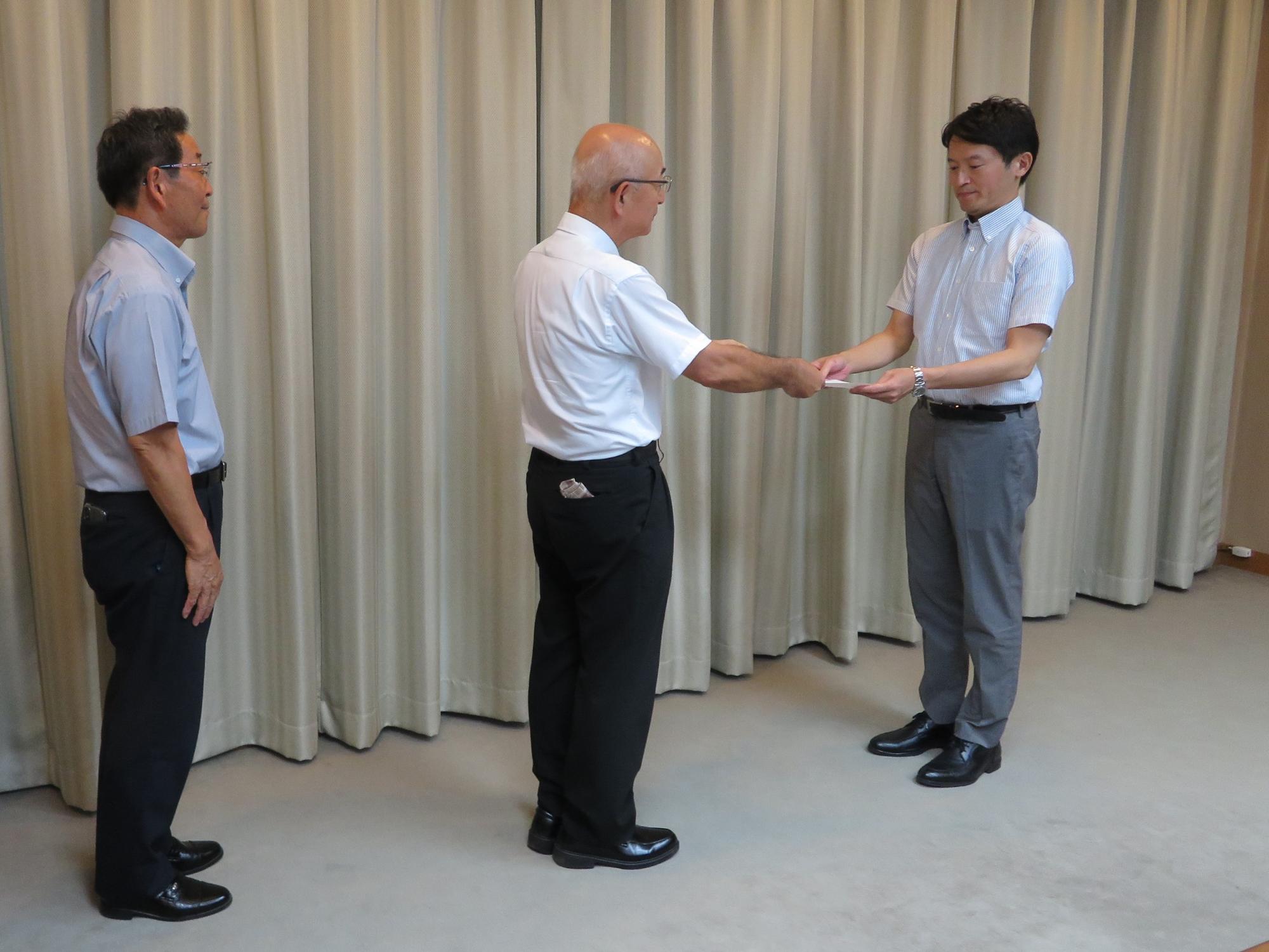 要望書を県知事に渡す様子