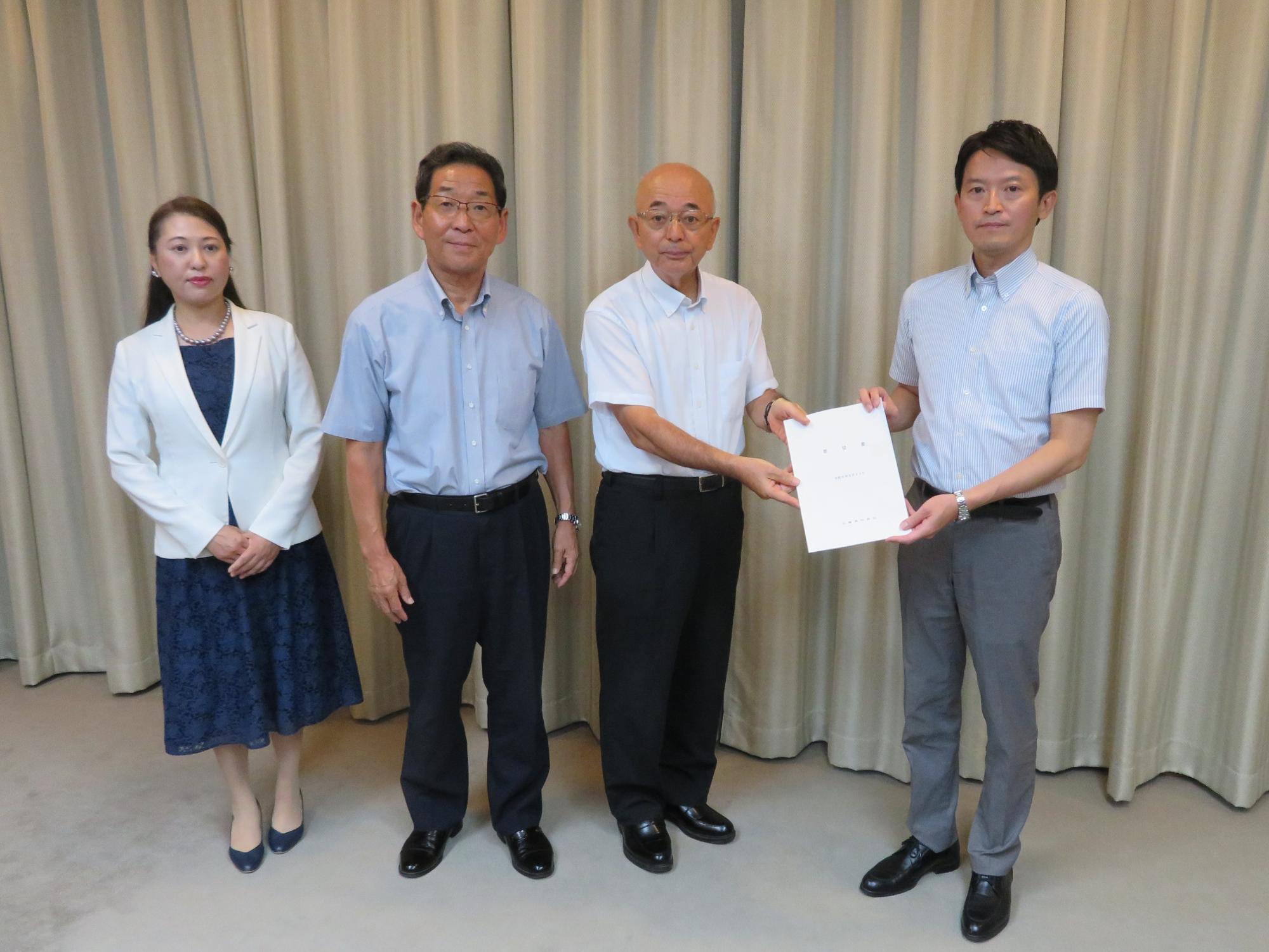 要望書を兵庫県知事と一緒に持っている様子